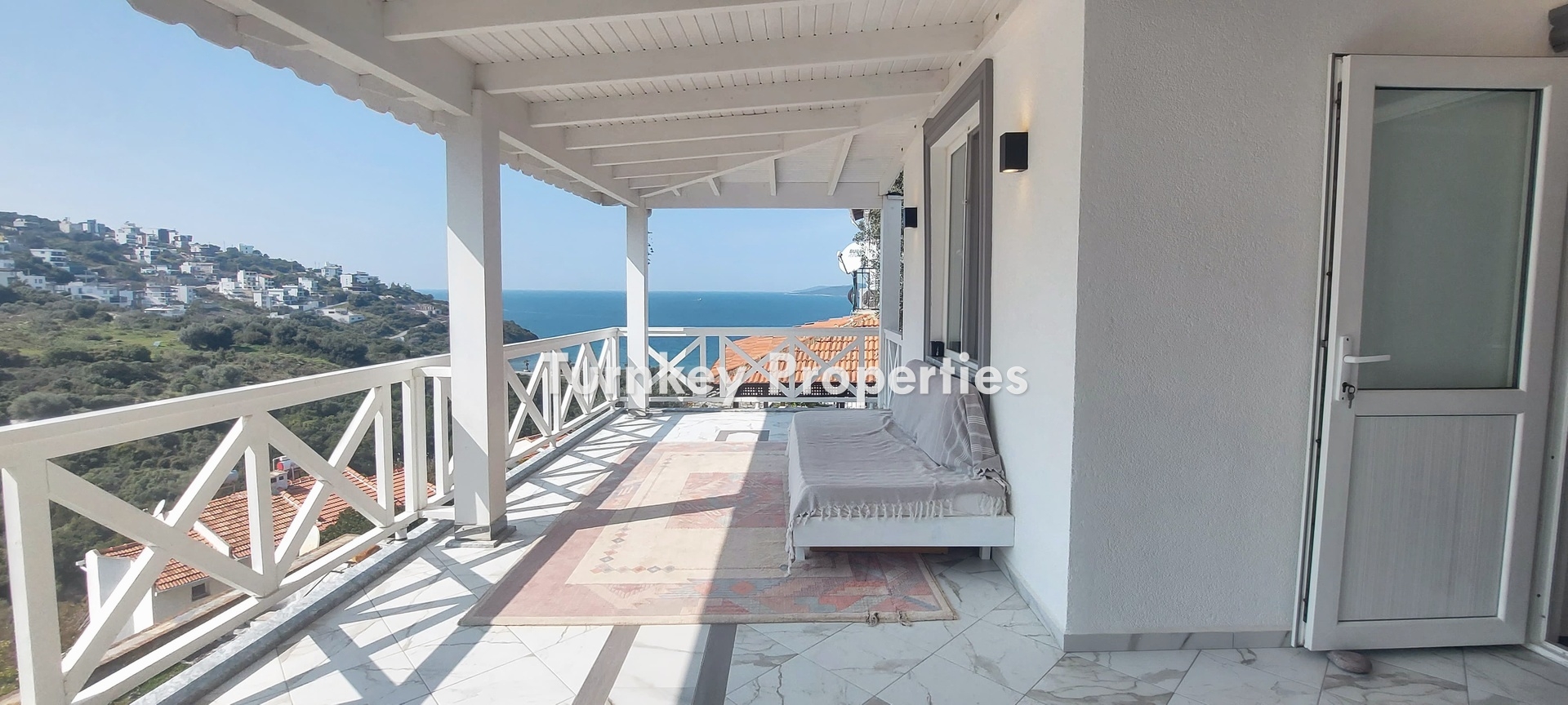 Milas, Boğaziçi’nde Denize Sıfır Site Deniz Manzaralı Satılık Villa