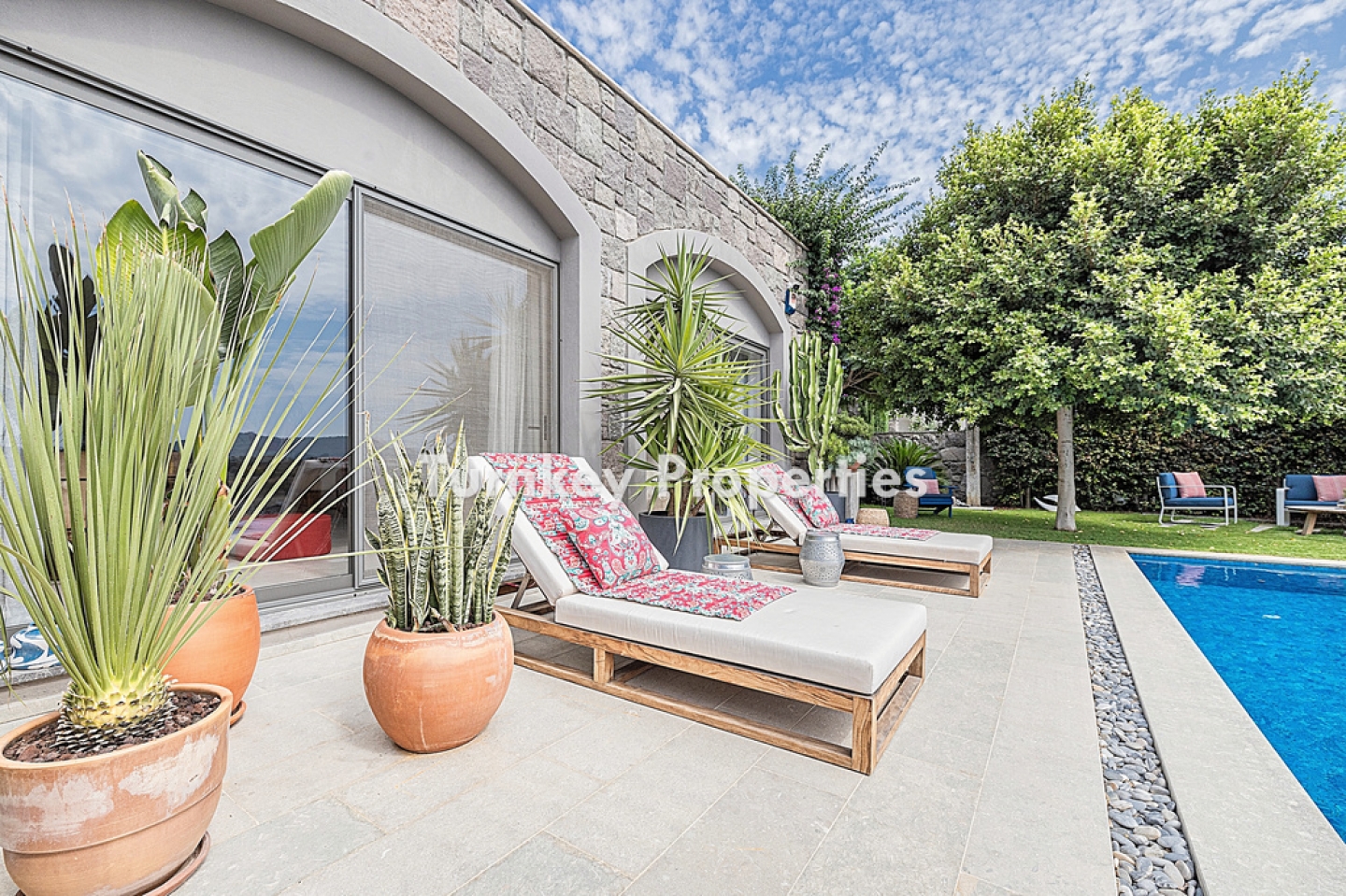 Dibeklihan Satılık Villa Tek Katlı Özel Bahçeli Infinity Havuzlu