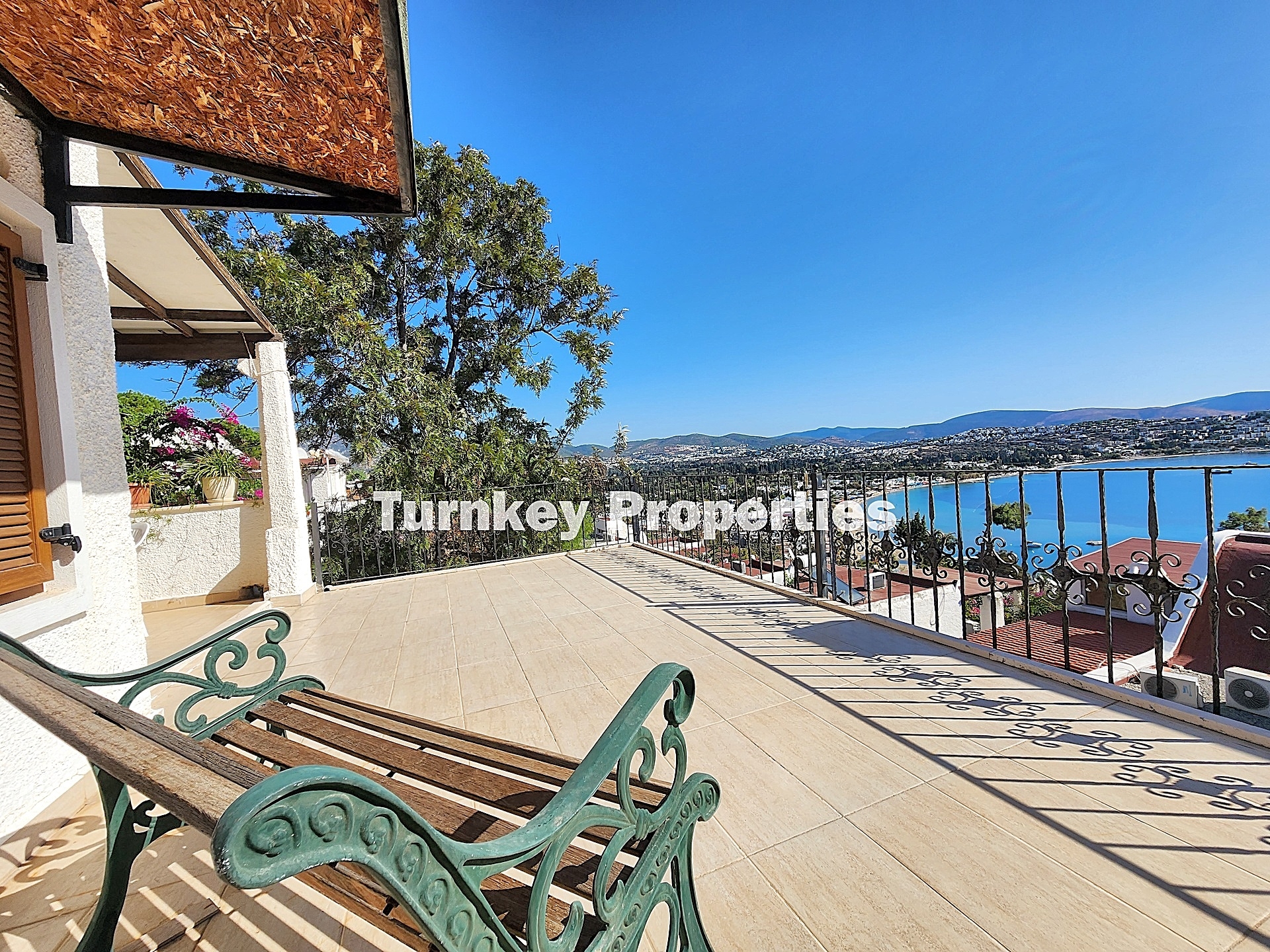 Bodrum Bitez Aktur Sitesi Satılık 3+2 Villa Deniz Manzaralı Bahçe