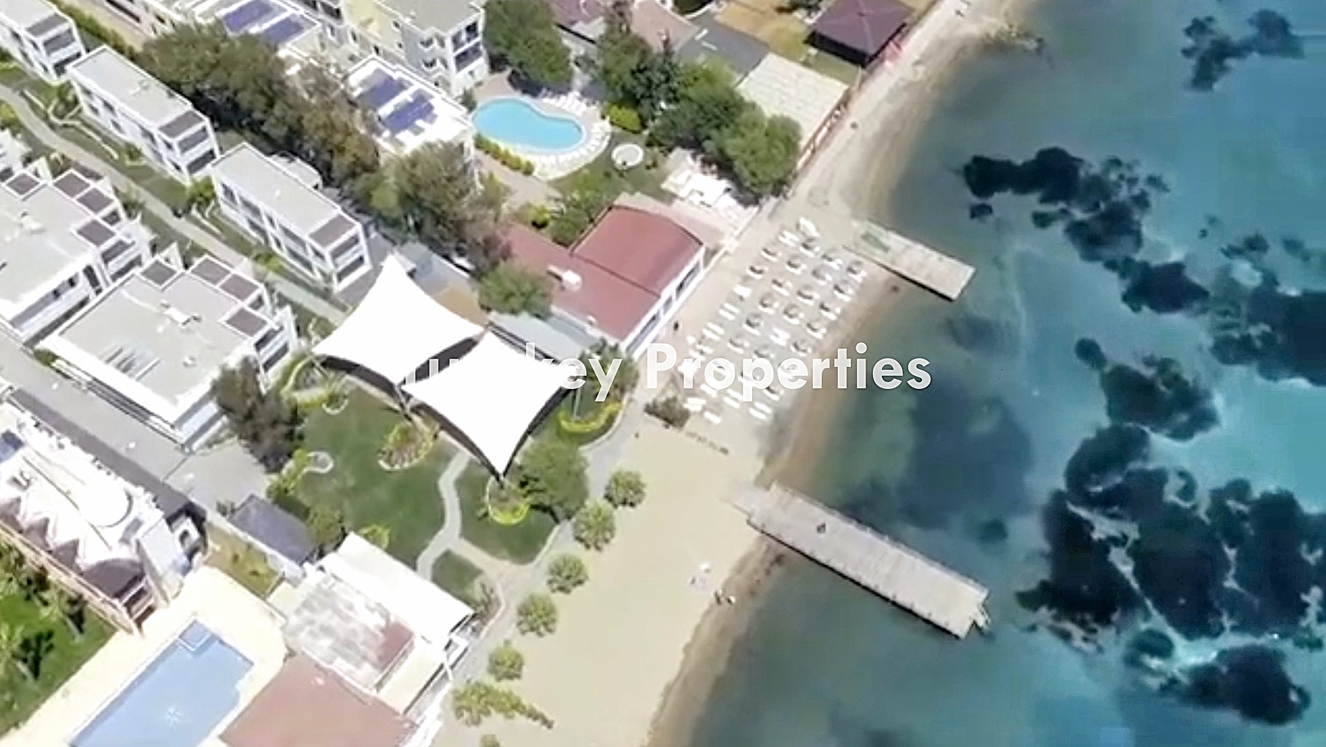 Bodrum, Asarlık’ta Denize Sıfır, Özel Plajlı ve İskeleli Sitede Satılık