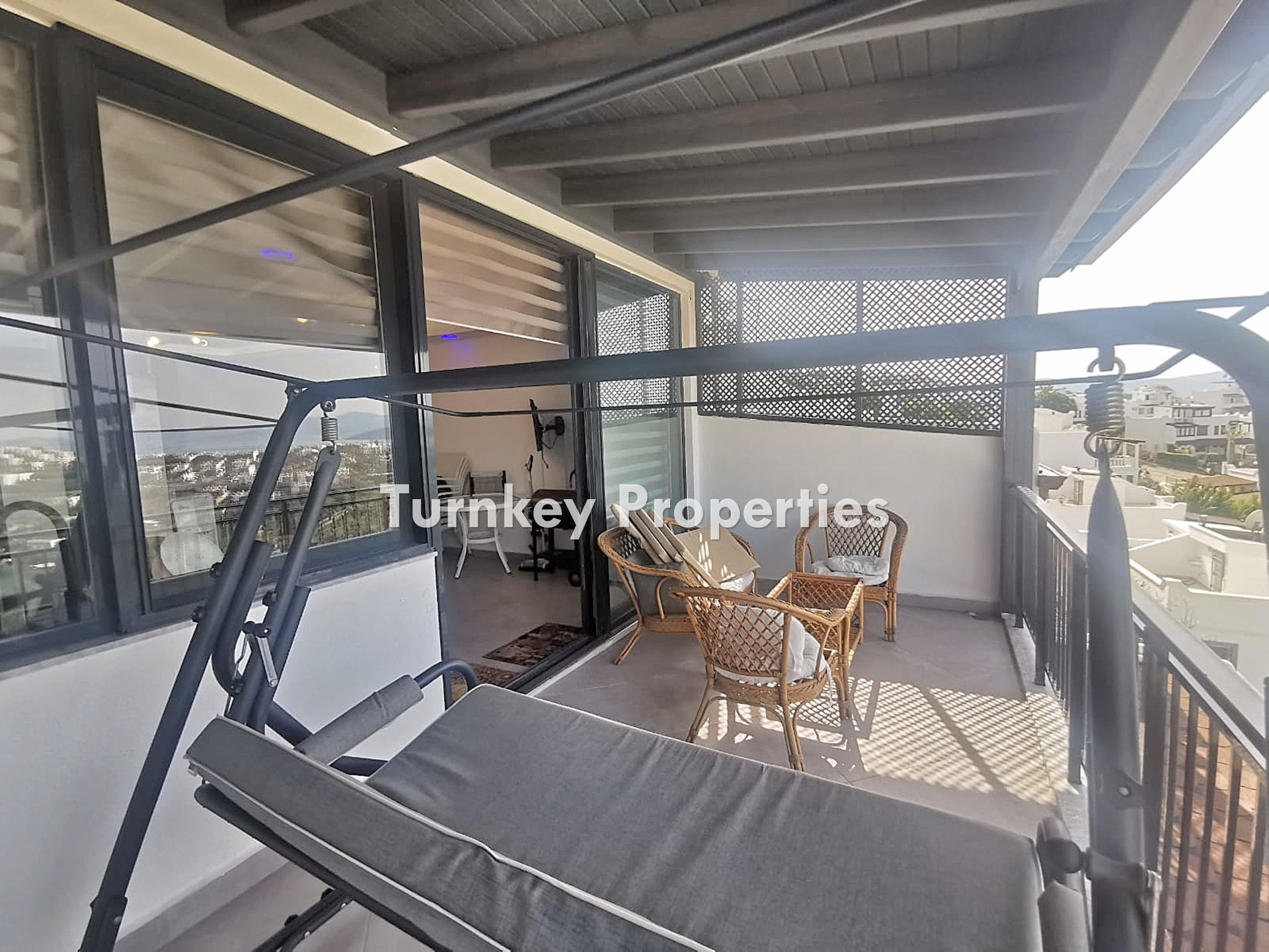 Güvercinlik'te Özel Plajlı, Sosyal Tesisli, Deniz Manzaralı Satılık 3+1 Villa