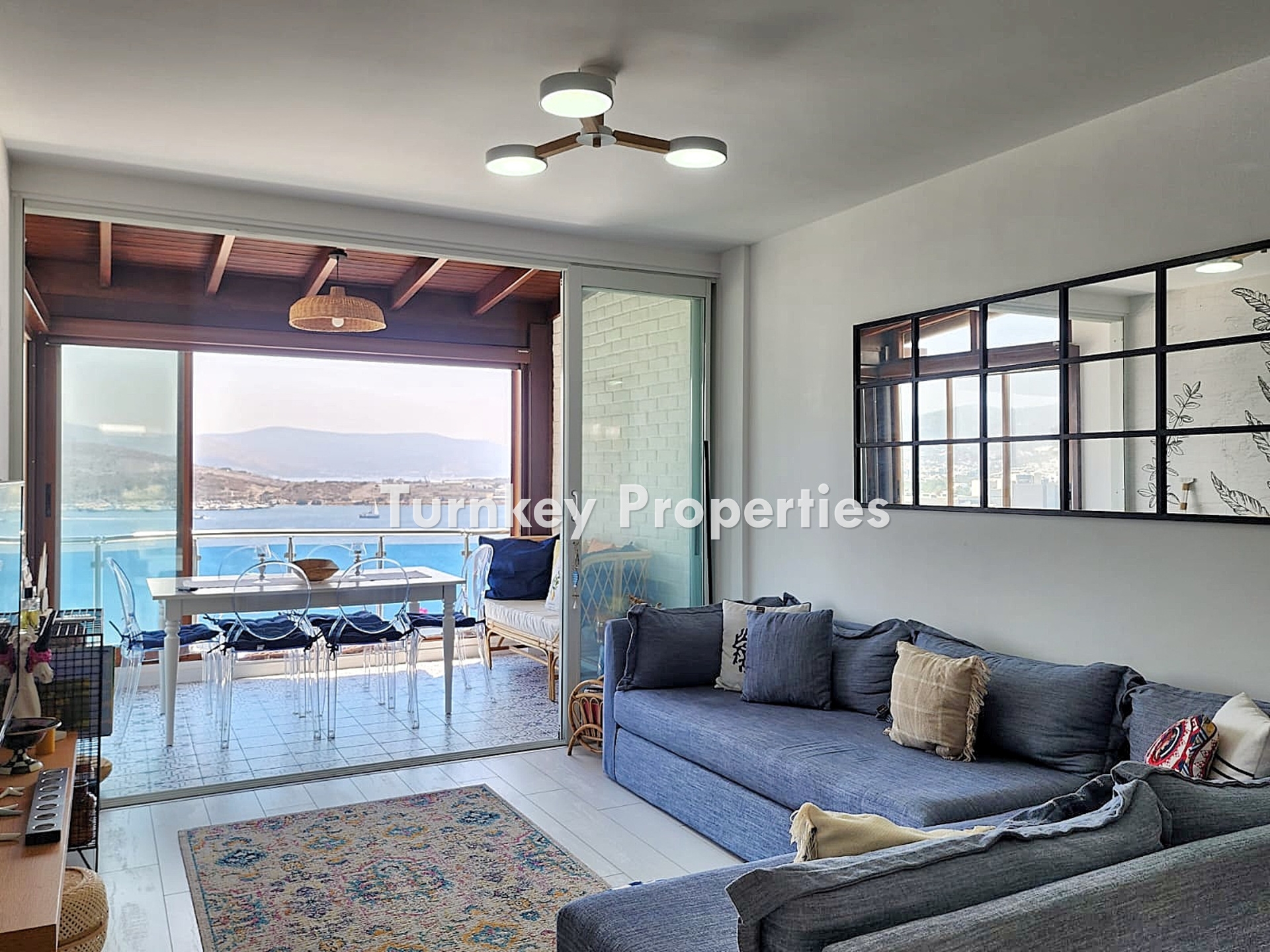 Denize Sıfır Lüks Sitede Muhteşem Deniz Manzaralı Satılık 2+1 Daire