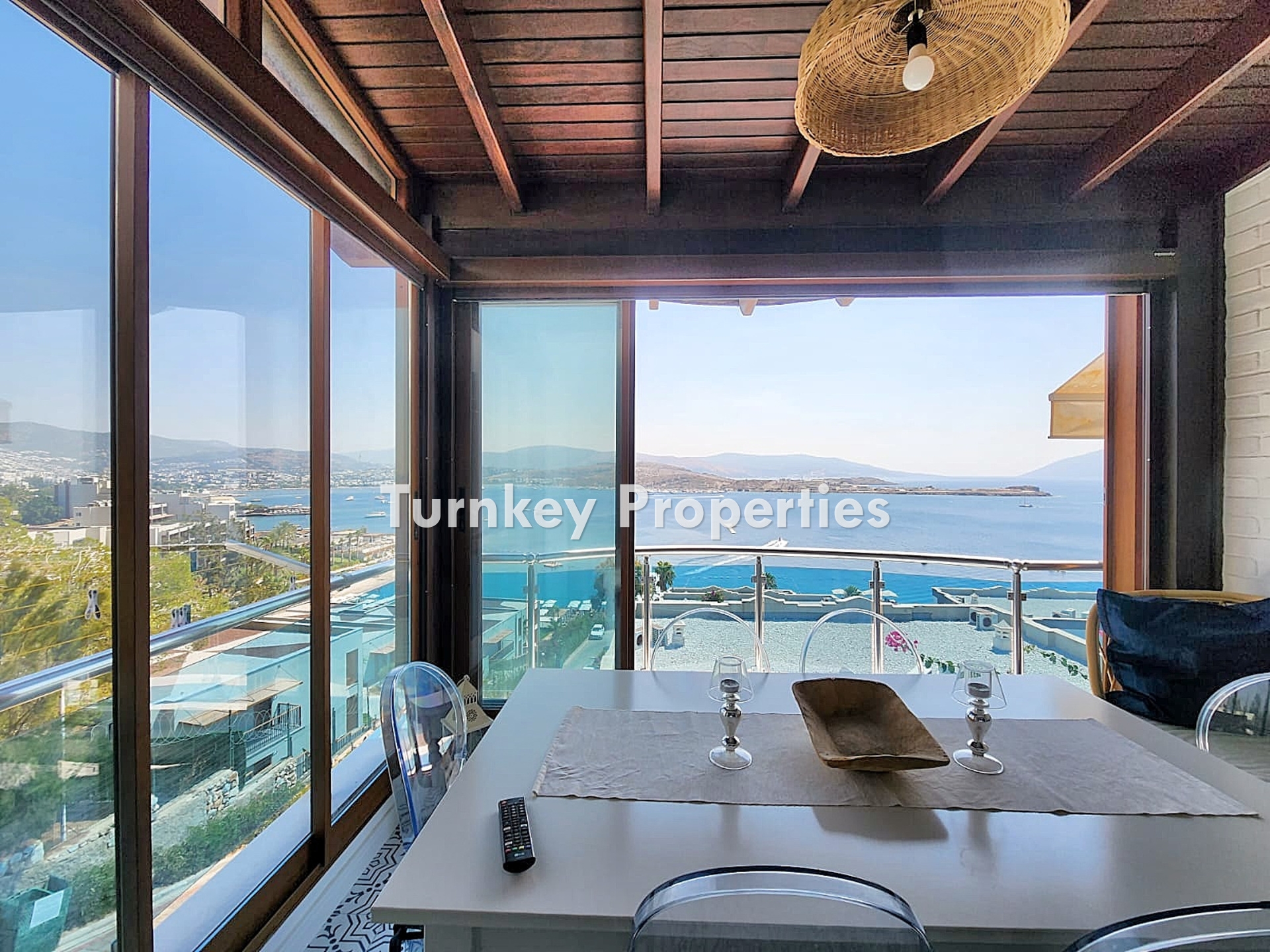 Denize Sıfır Lüks Sitede Muhteşem Deniz Manzaralı Satılık 2+1 Daire