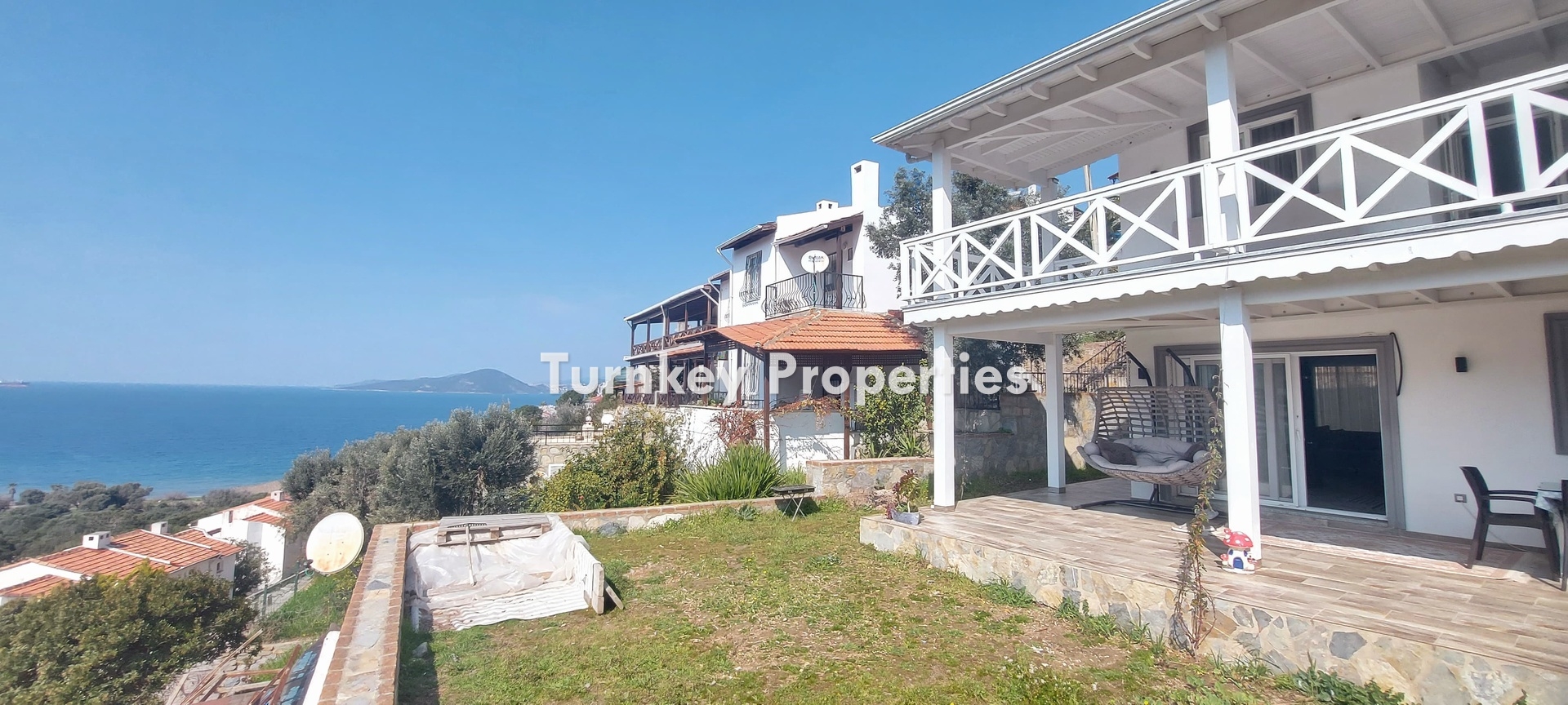 Milas, Boğaziçi’nde Denize Sıfır Site Deniz Manzaralı Satılık Villa