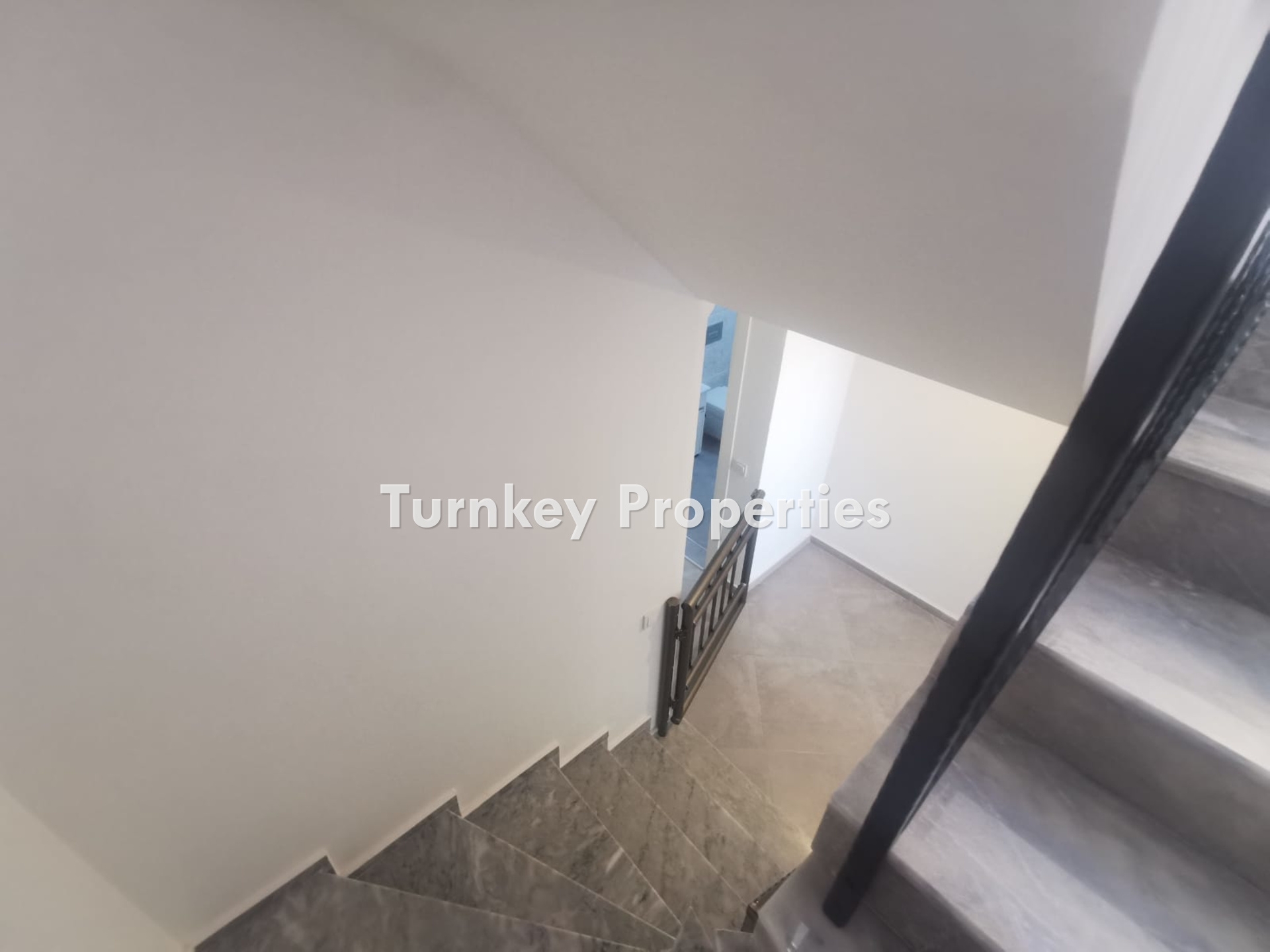Güvercinlik'te Özel Plajlı, Sosyal Tesisli, Deniz Manzaralı Satılık 3+1 Villa
