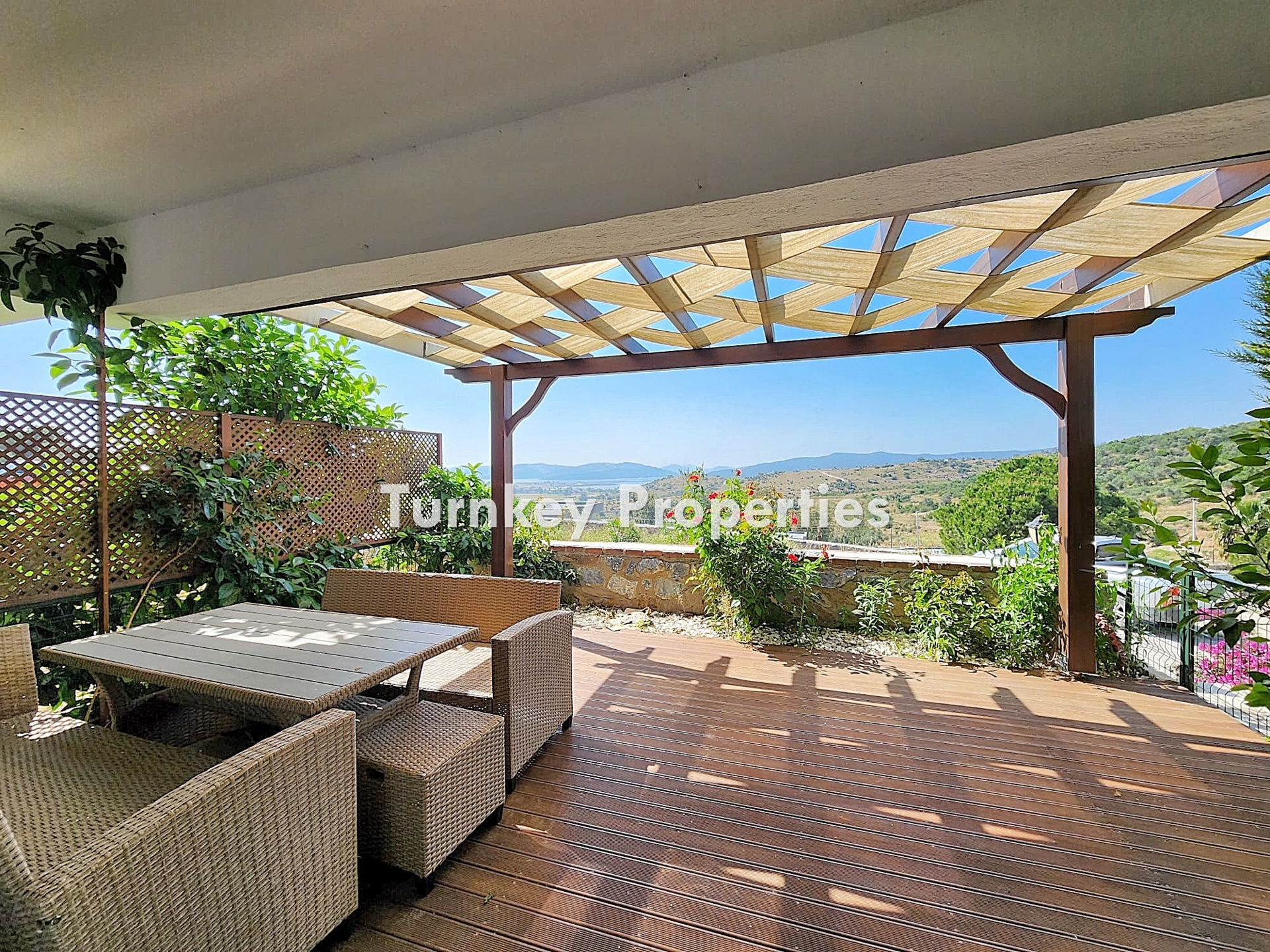 Dörttepe Satılık Daire Göl Manzaralı Bahçe Katı Site İçinde