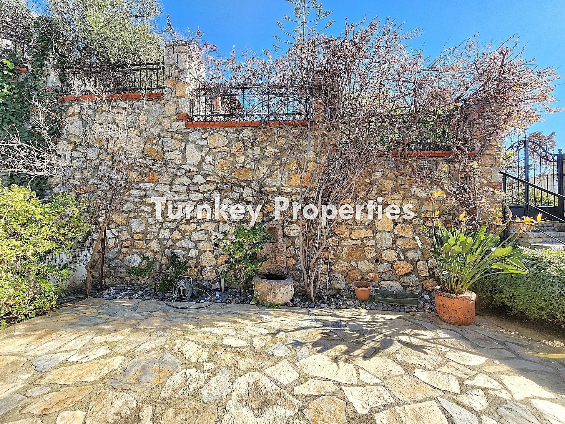 Bodrum Merkez Satılık Ev Deniz Manzaralı Bahçeli Özel Konumda Ev