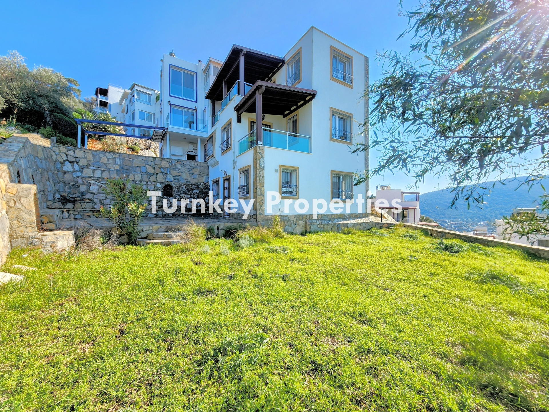 Torba Satılık Deniz Manzaralı Bahçeli Villa Özel Konumda Yaşam