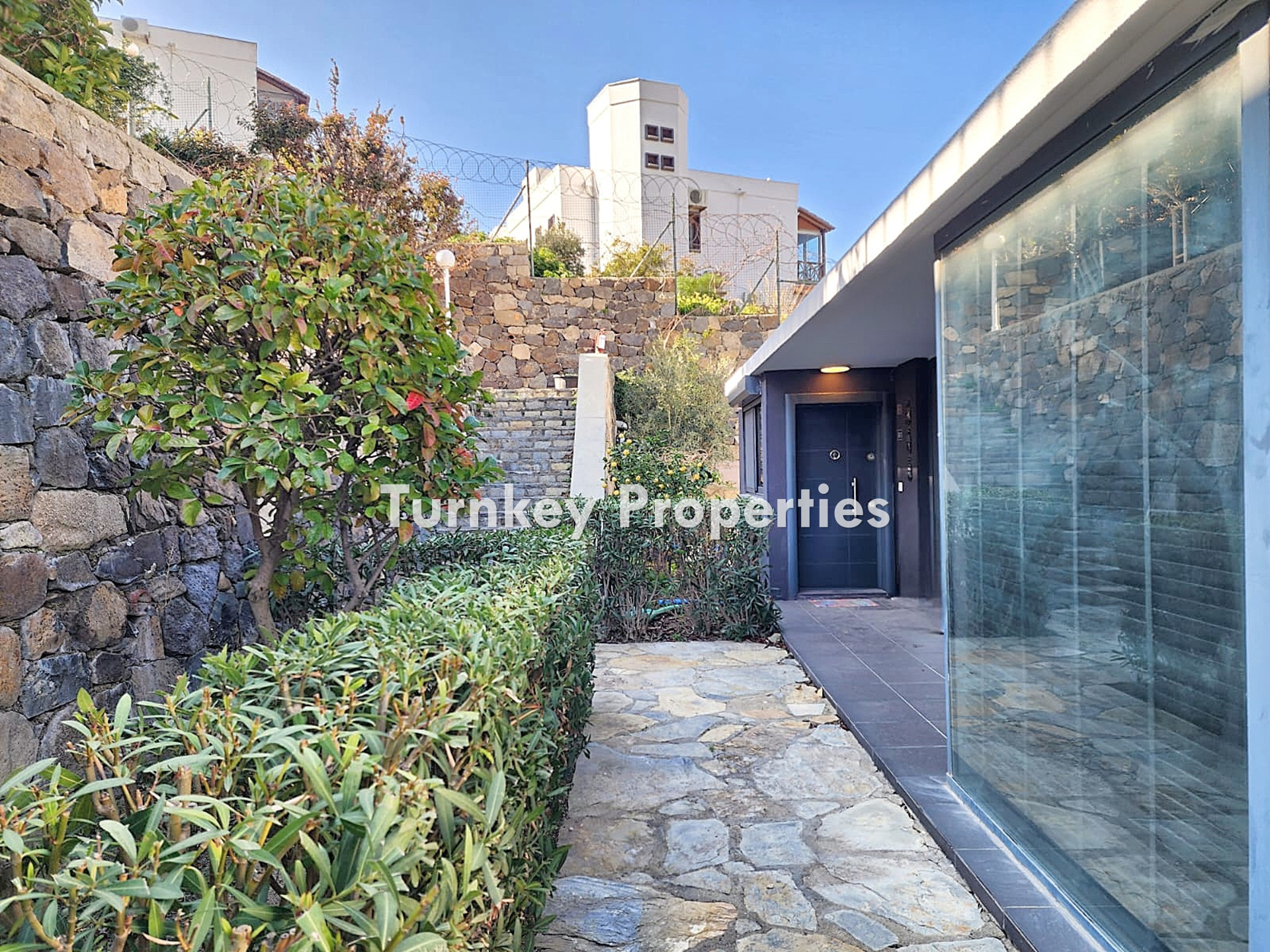 Yalıkavak'ta Satılık İkiz Villa Deniz Manzaralı 24 Saat Güvenlik