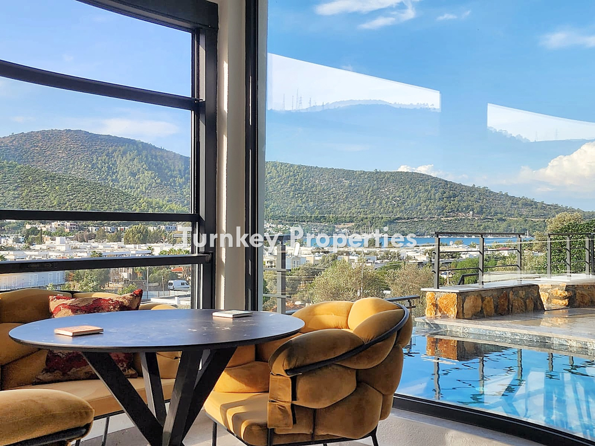 Torba Satılık Villa Deniz Manzaralı Bahçeli Özel Konumlu Site İçi