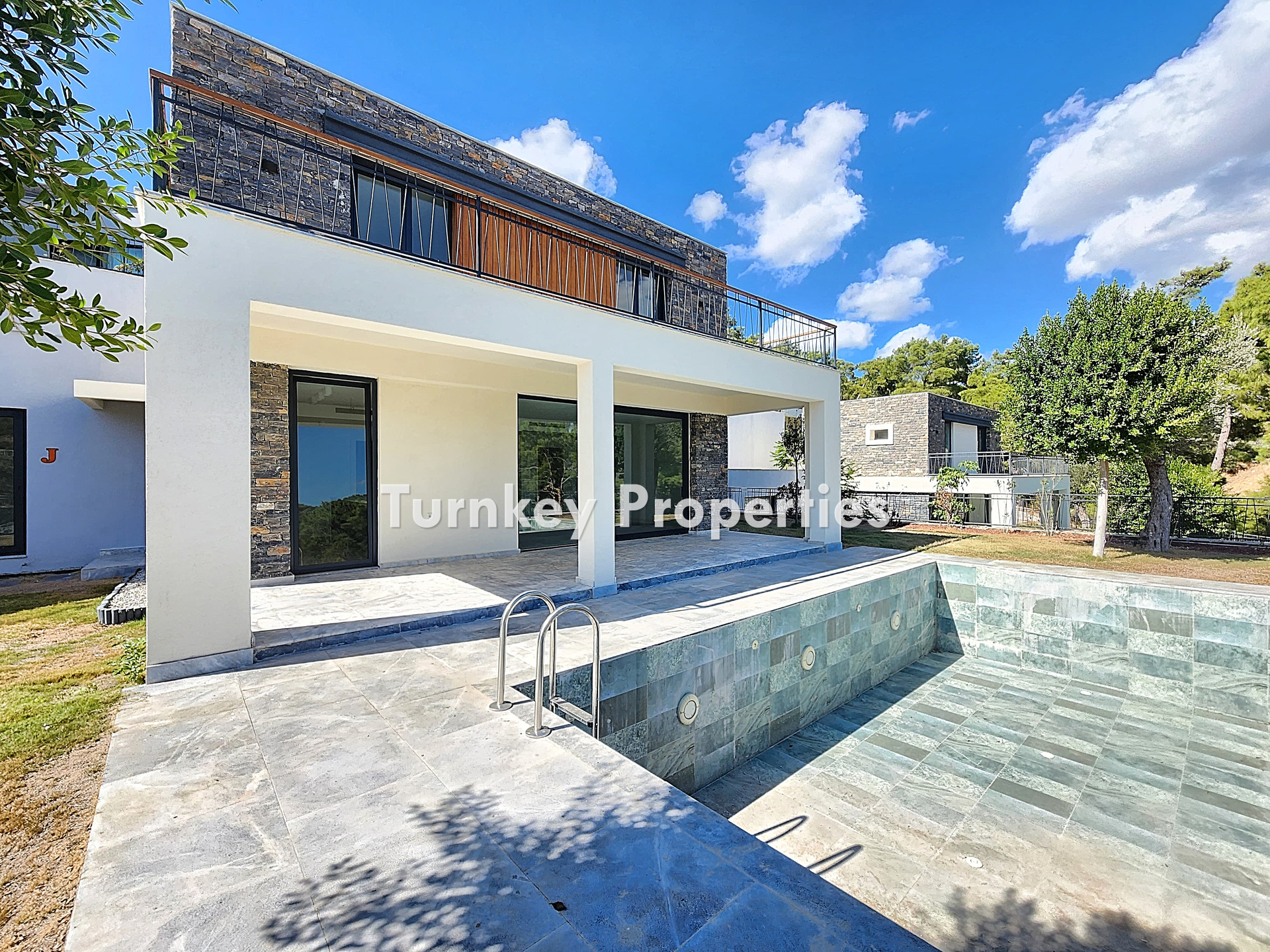 Yalıçiftlik Satılık Villa Özel Havuzlu Doğa Manzaralı Bahçeli Ev