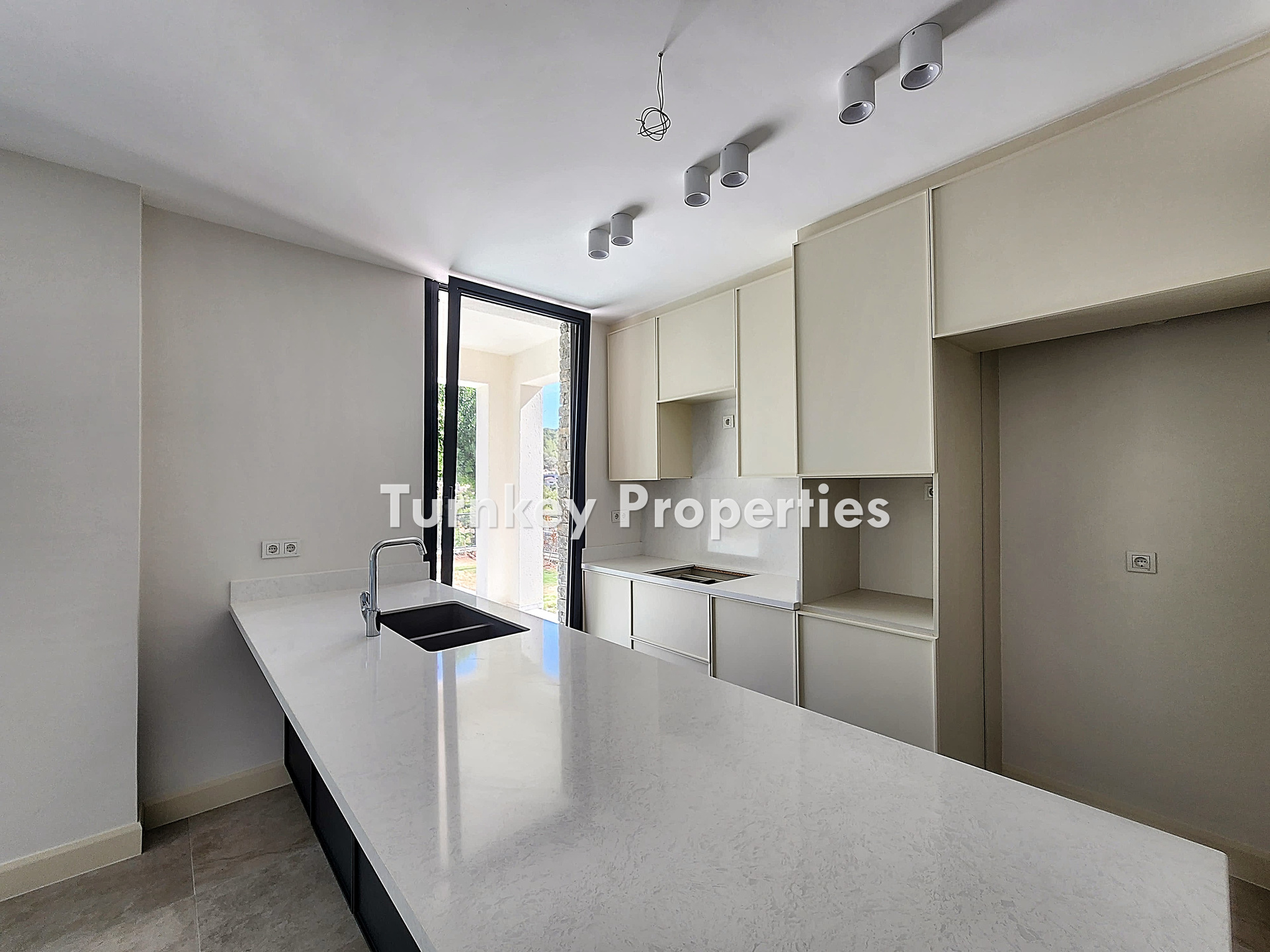 Yalıçiftlik Satılık Villa Özel Havuzlu Doğa Manzaralı Bahçeli Ev