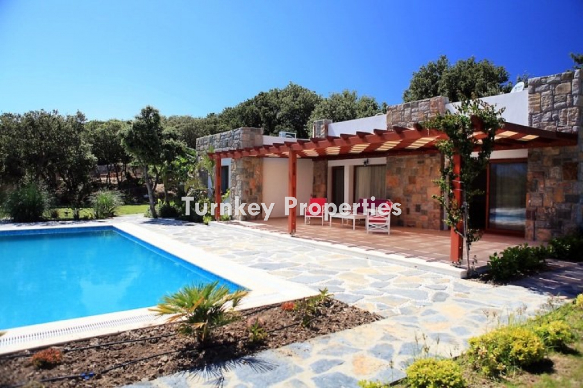 Gümüşlük Satılık Müstakil Tek Katlı Özel Havuzlu Bahçeli Villa