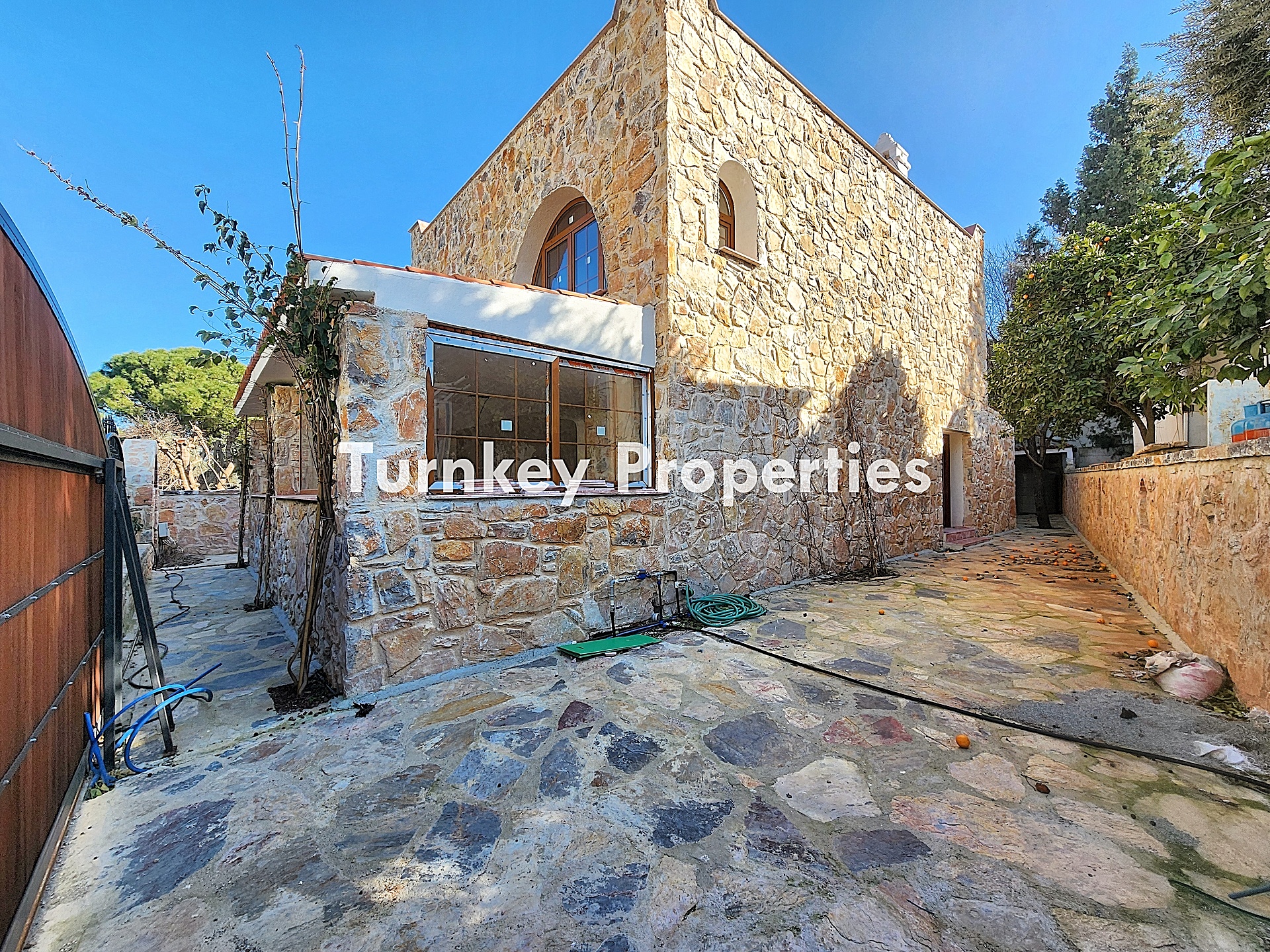 Torba Satılık Taş Ev Denize Yakın Bahçeli 383m² Müstakil Parsel