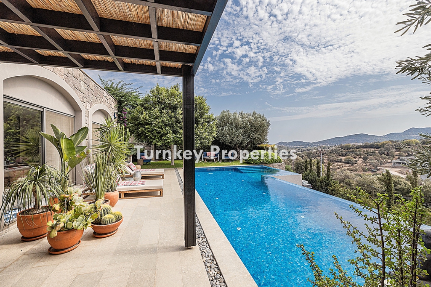 Dibeklihan Satılık Villa Tek Katlı Özel Bahçeli Infinity Havuzlu