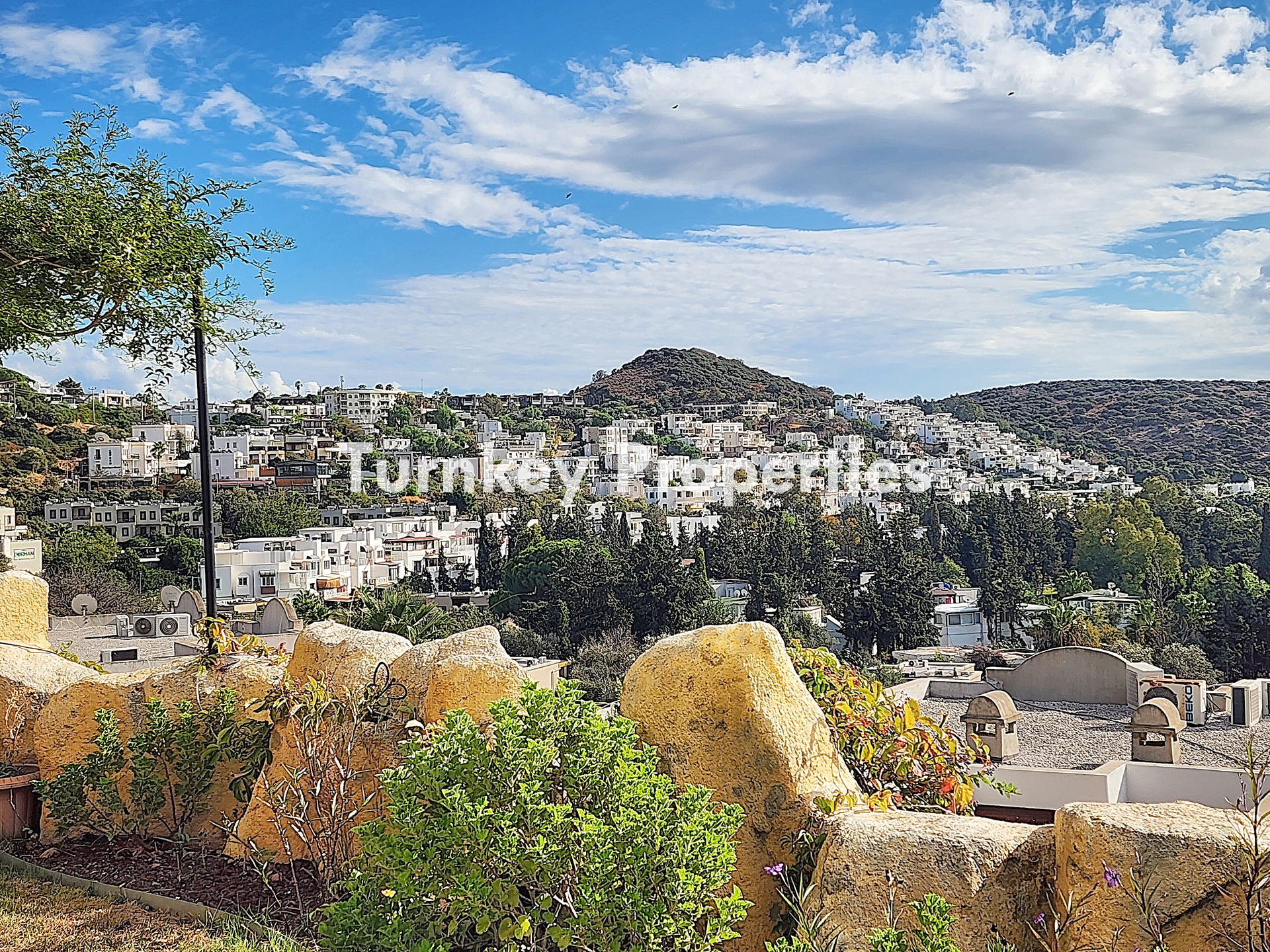 Bitez Lavanta Sitesi Kiralık Daire | Deniz Manzaralı Bahçe Katı ve Eşyalı