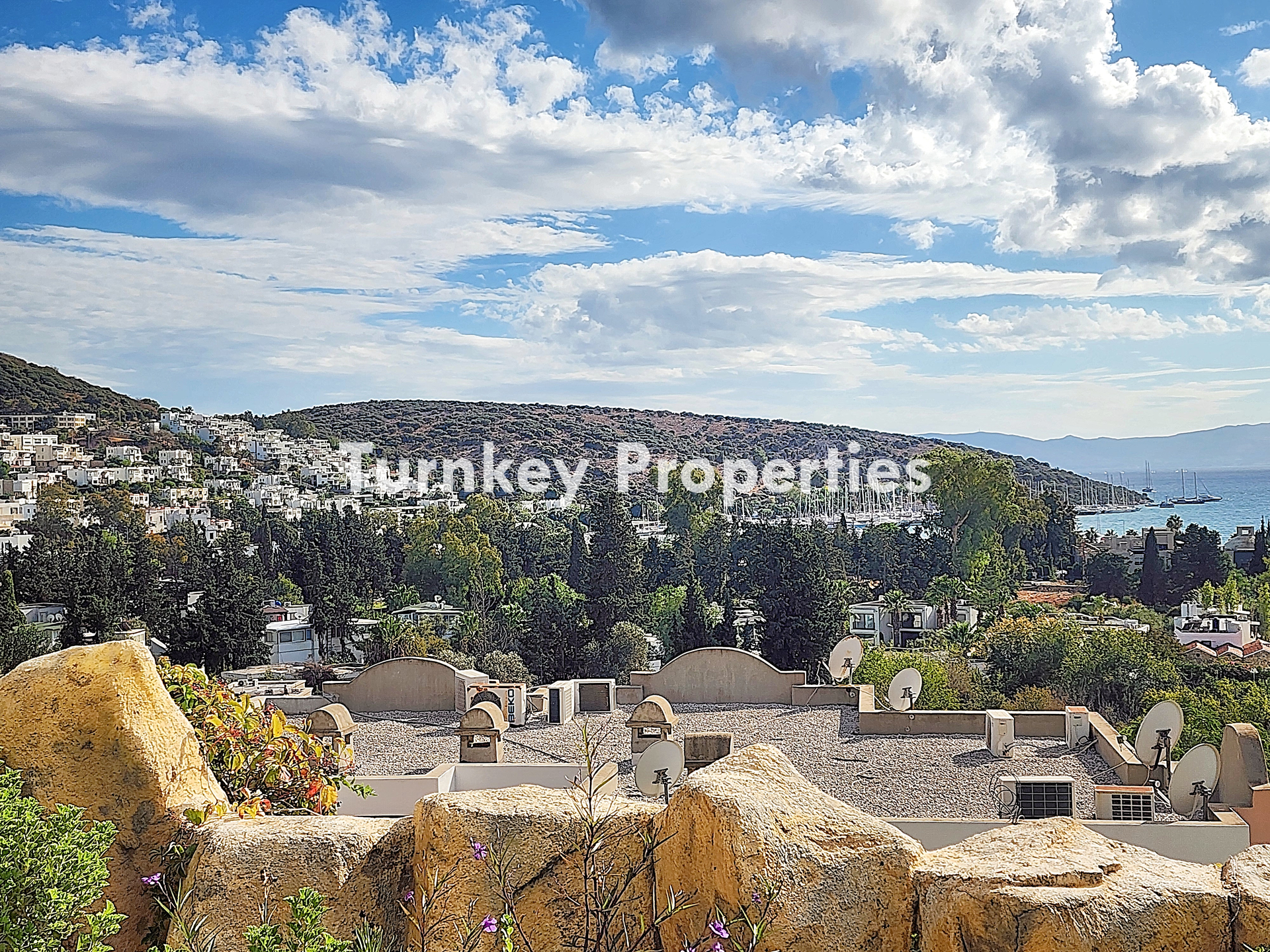 Bitez Lavanta Sitesi Kiralık Daire | Deniz Manzaralı Bahçe Katı ve Eşyalı