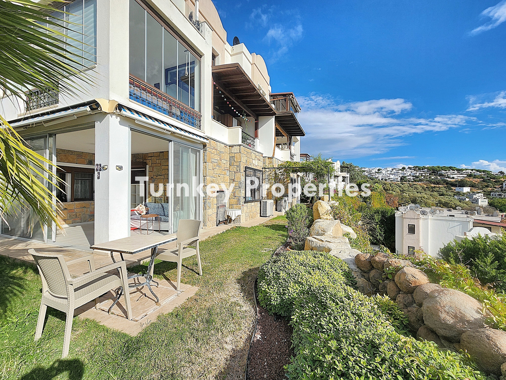 Bitez Lavanta Sitesi Kiralık Daire | Deniz Manzaralı Bahçe Katı ve Eşyalı