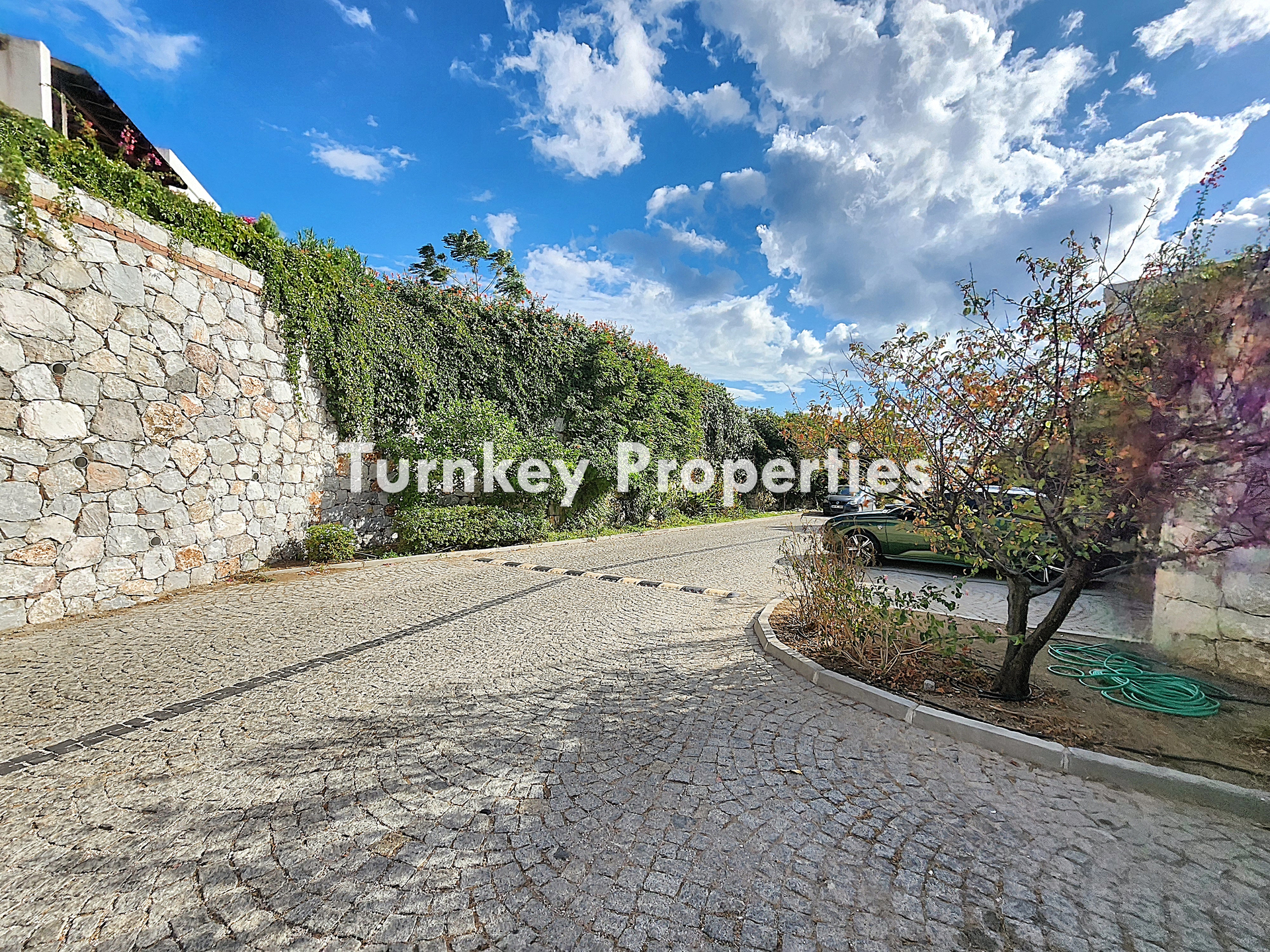 Bitez Lavanta Sitesi Kiralık Daire | Deniz Manzaralı Bahçe Katı ve Eşyalı