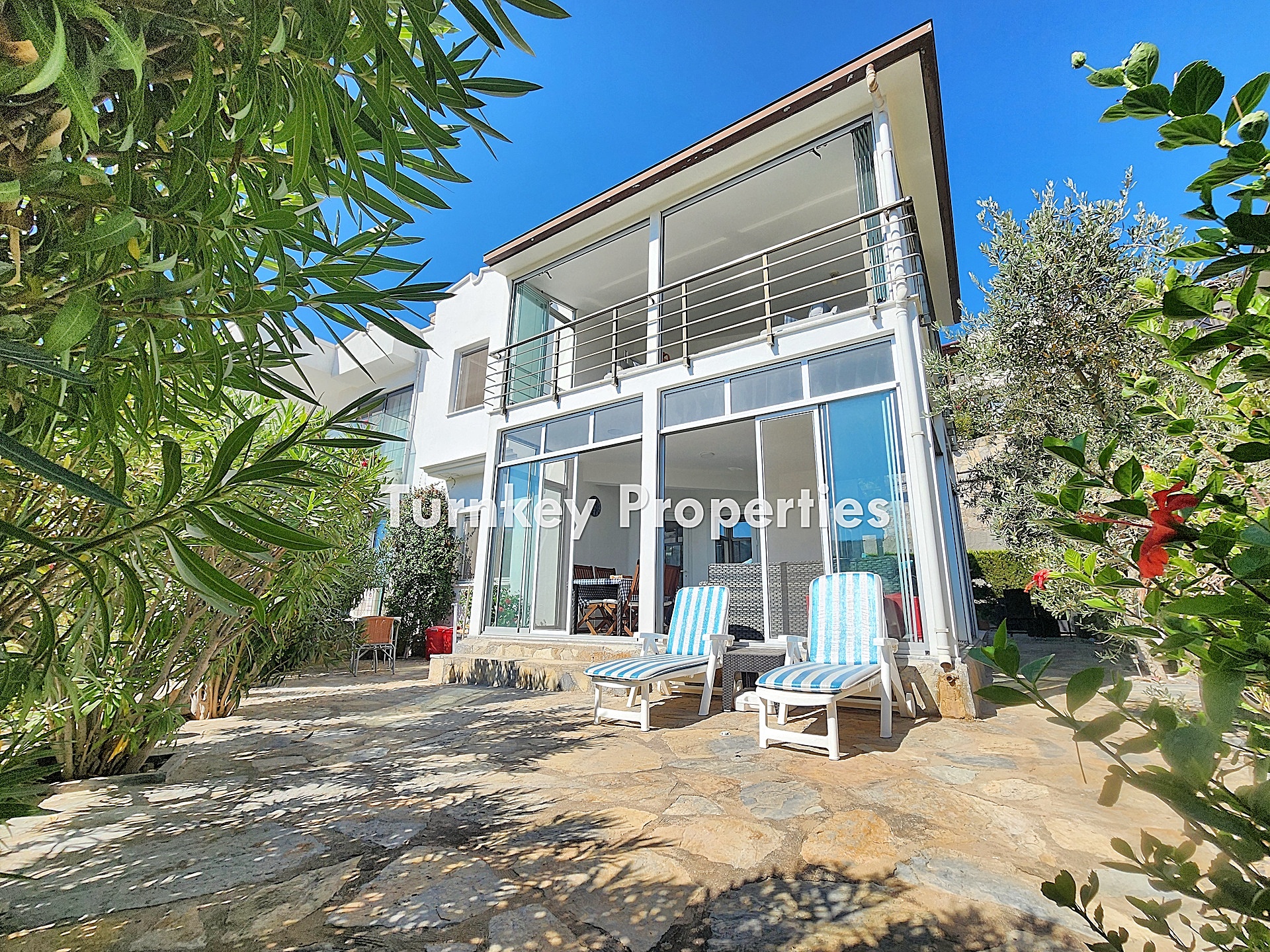 Adabükü Satılık Dubleks Villa Bahçeli Site İçinde Özel Konumlu