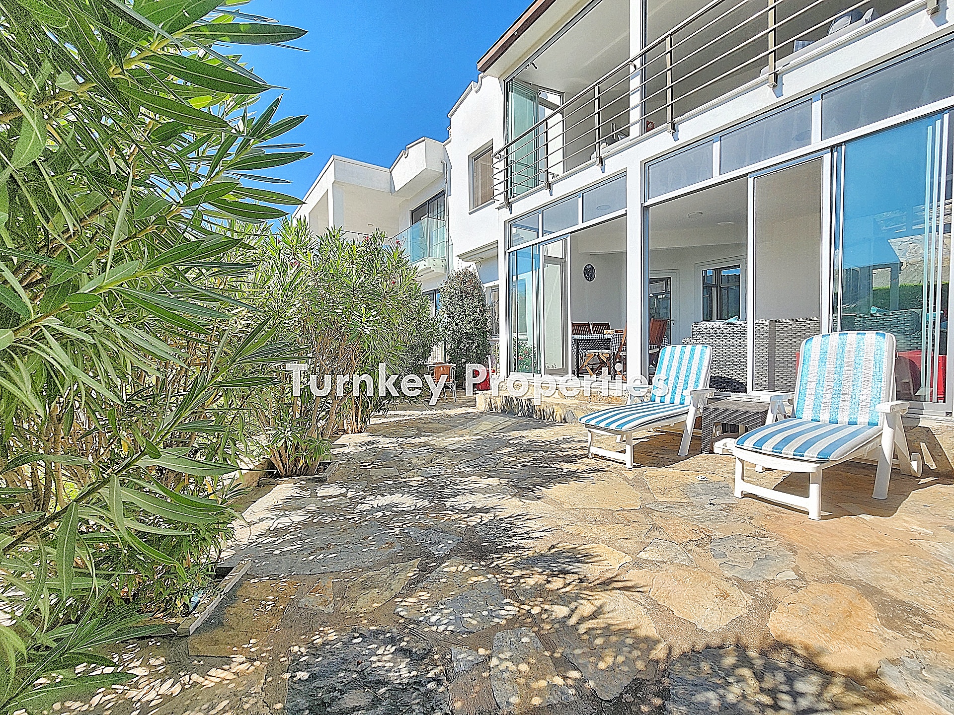 Adabükü Satılık Dubleks Villa Bahçeli Site İçinde Özel Konumlu