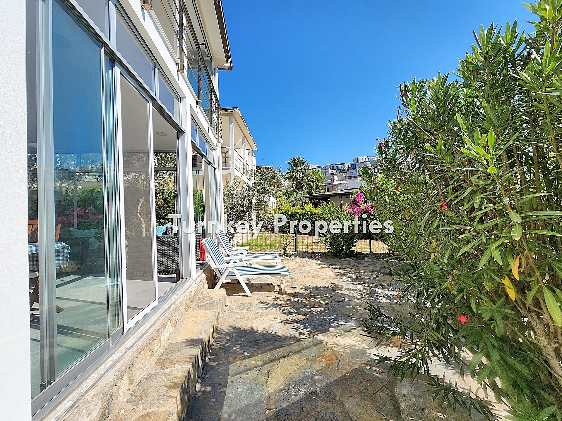 Adabükü Satılık Dubleks Villa Bahçeli Site İçinde Özel Konumlu