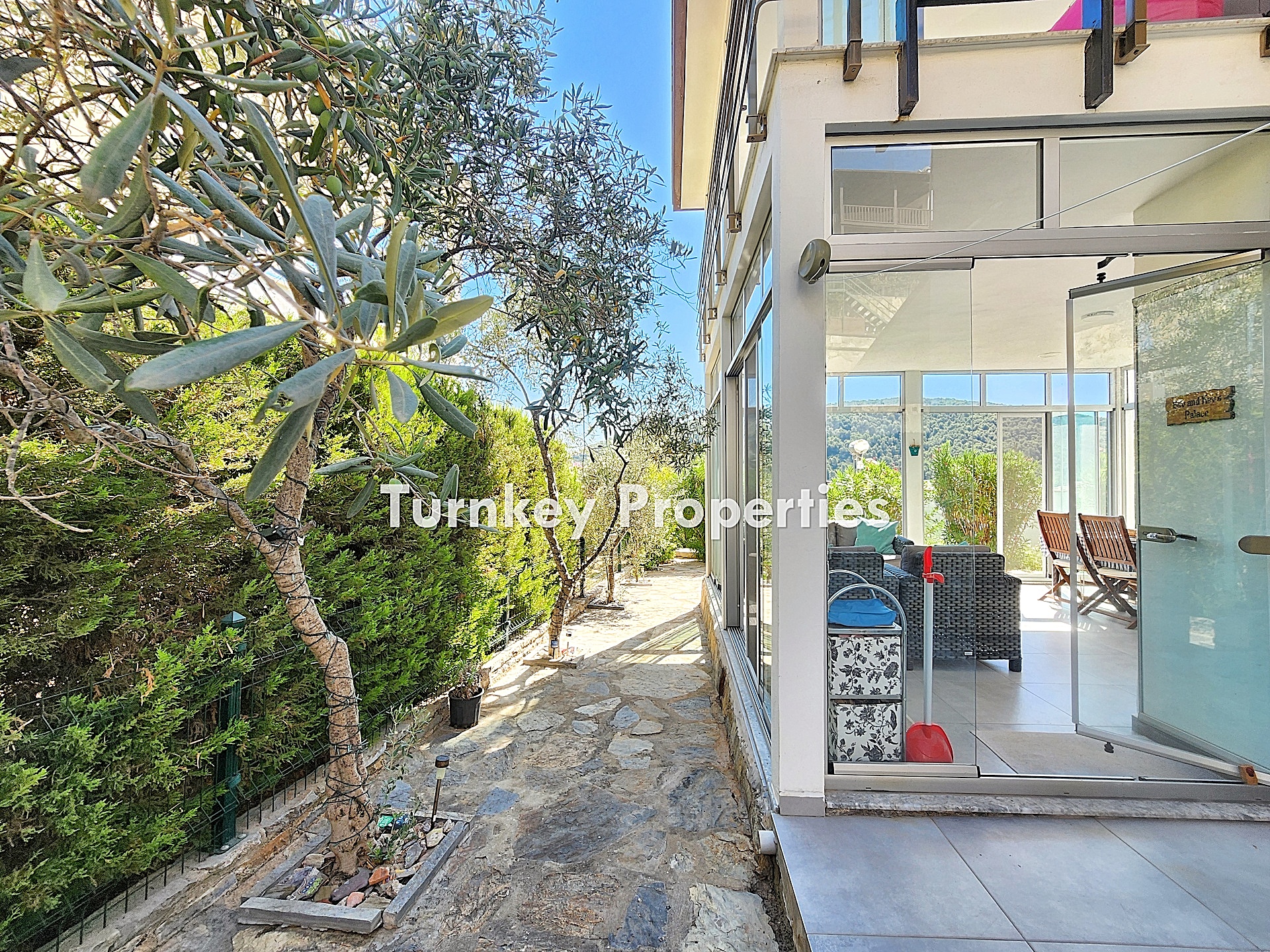 Adabükü Satılık Dubleks Villa Bahçeli Site İçinde Özel Konumlu