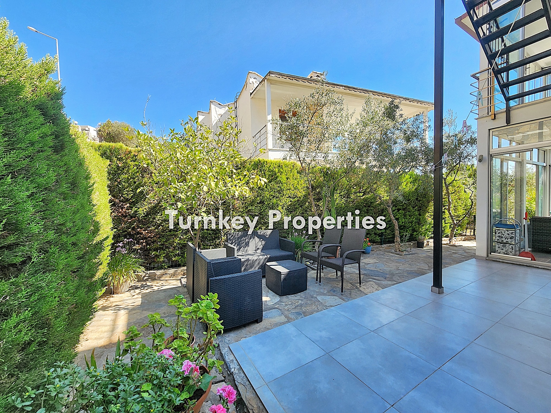 Adabükü Satılık Dubleks Villa Bahçeli Site İçinde Özel Konumlu