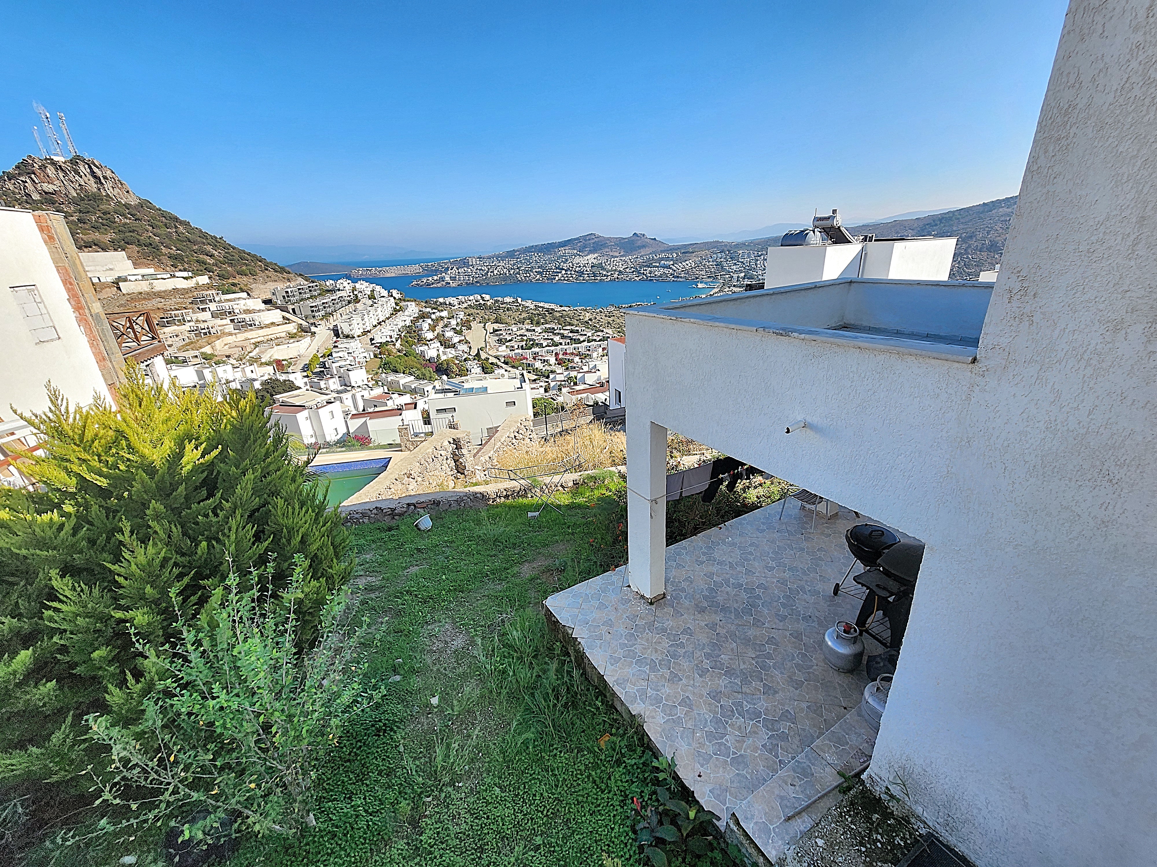 Gündoğan Satılık Tripleks Villa Deniz Manzaralı Büyük Bahçeli Ev