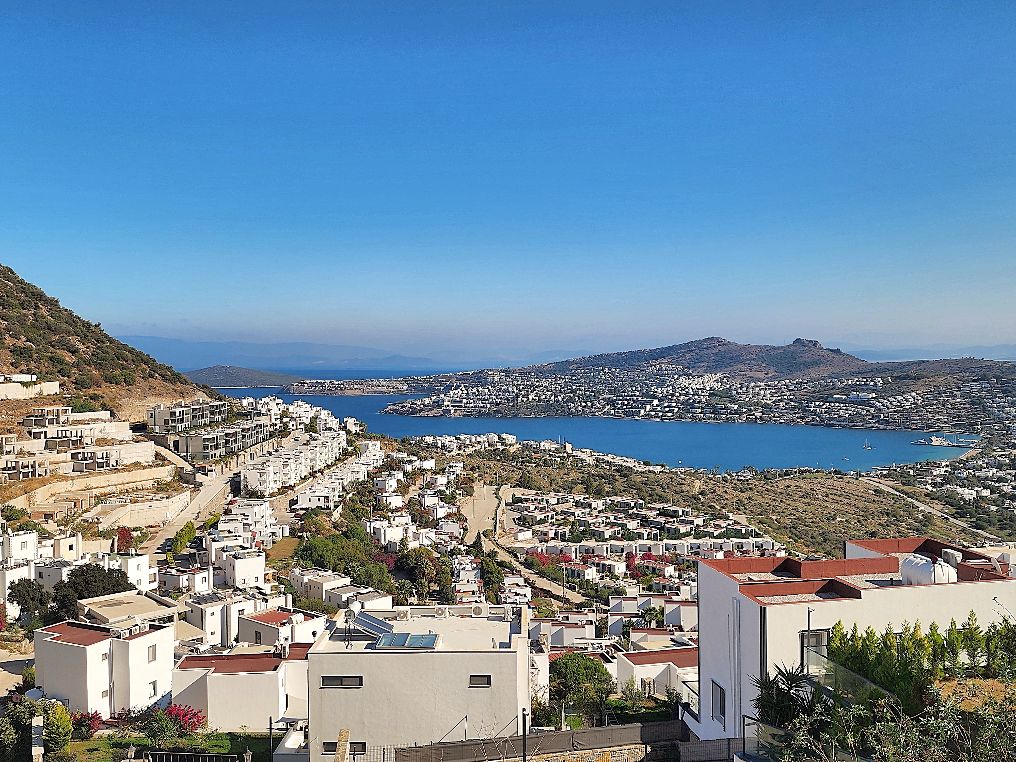 Gündoğan Satılık Tripleks Villa Deniz Manzaralı Büyük Bahçeli Ev