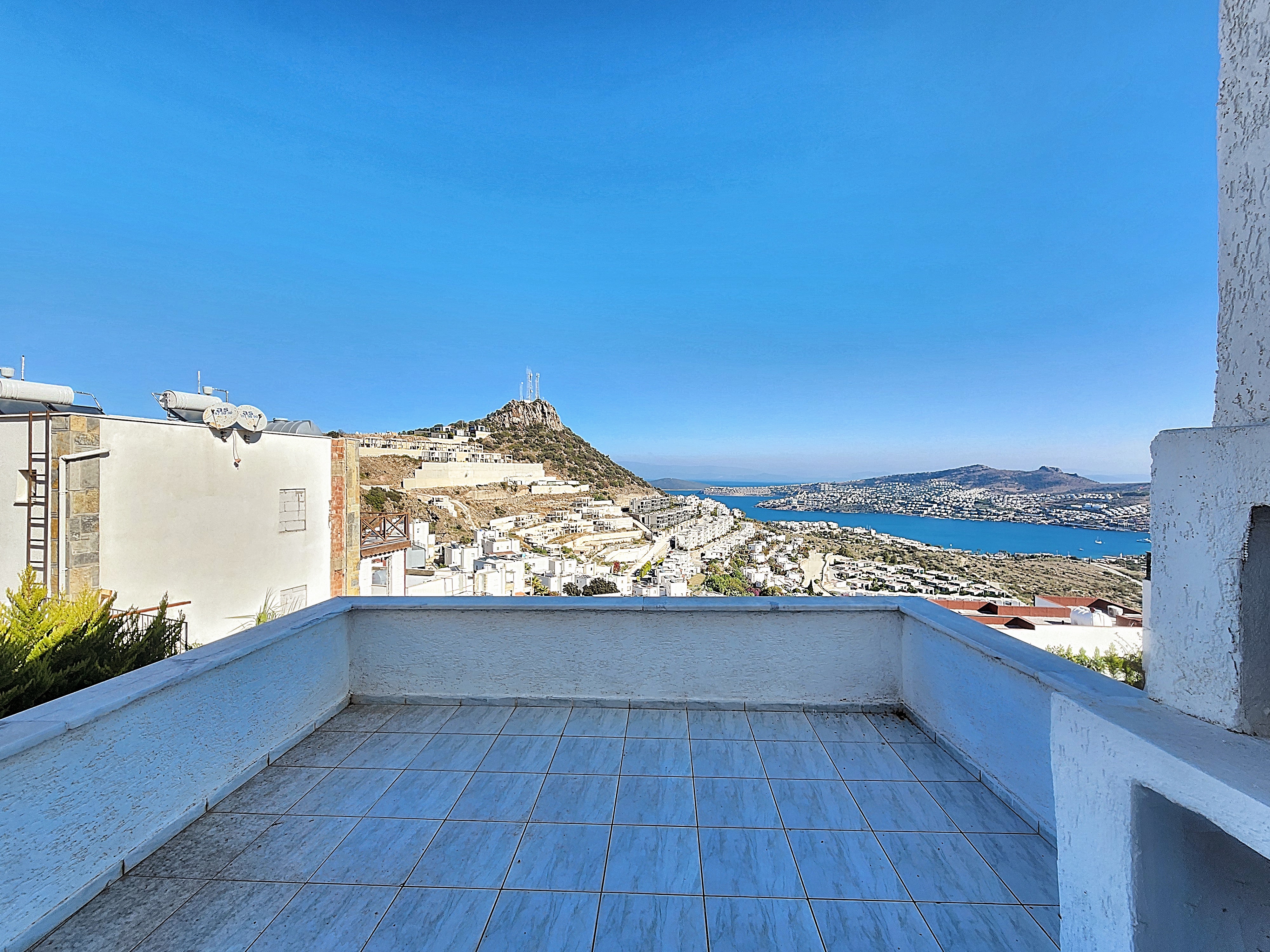 Gündoğan Satılık Tripleks Villa Deniz Manzaralı Büyük Bahçeli Ev