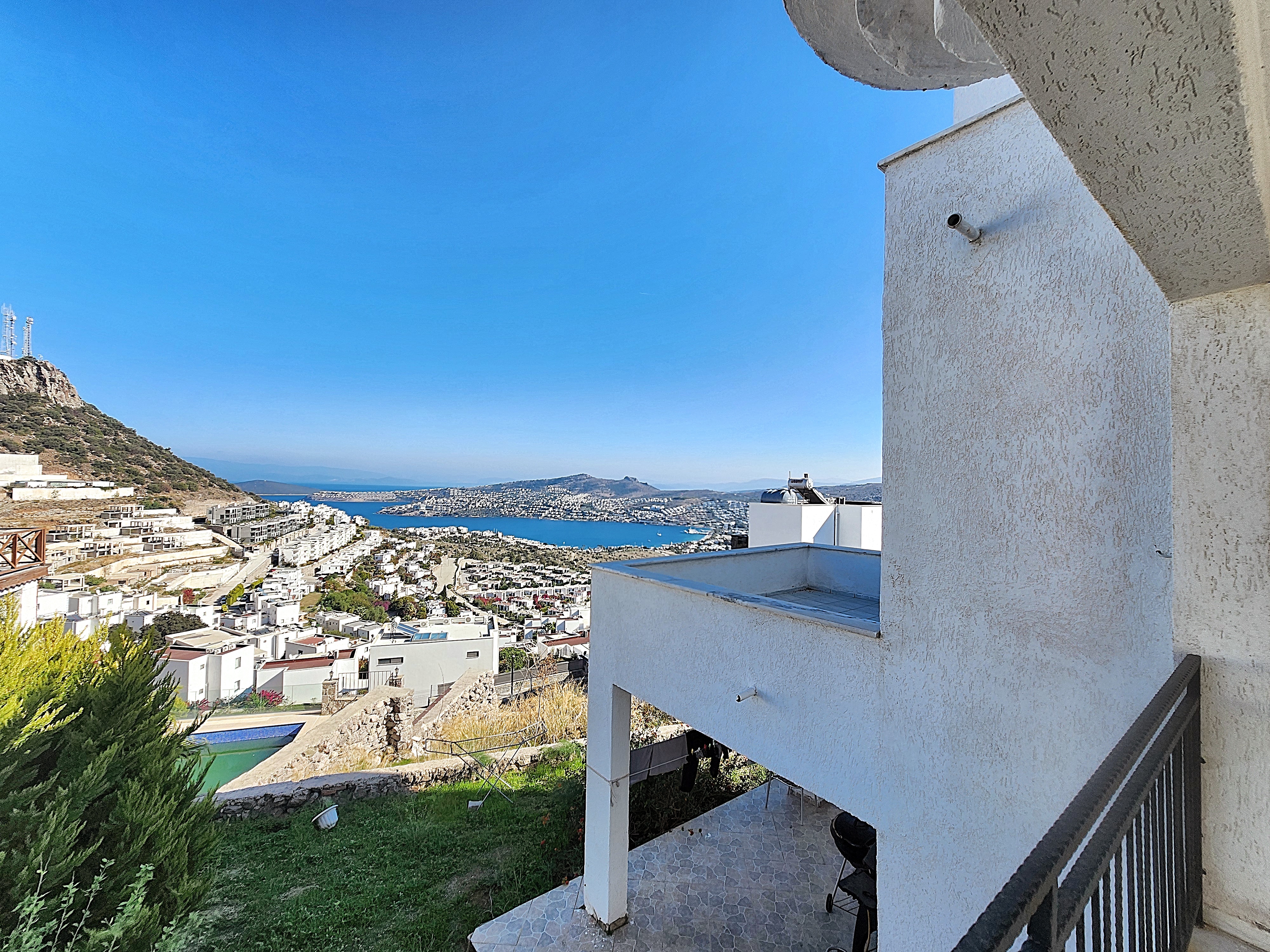 Gündoğan Satılık Tripleks Villa Deniz Manzaralı Büyük Bahçeli Ev