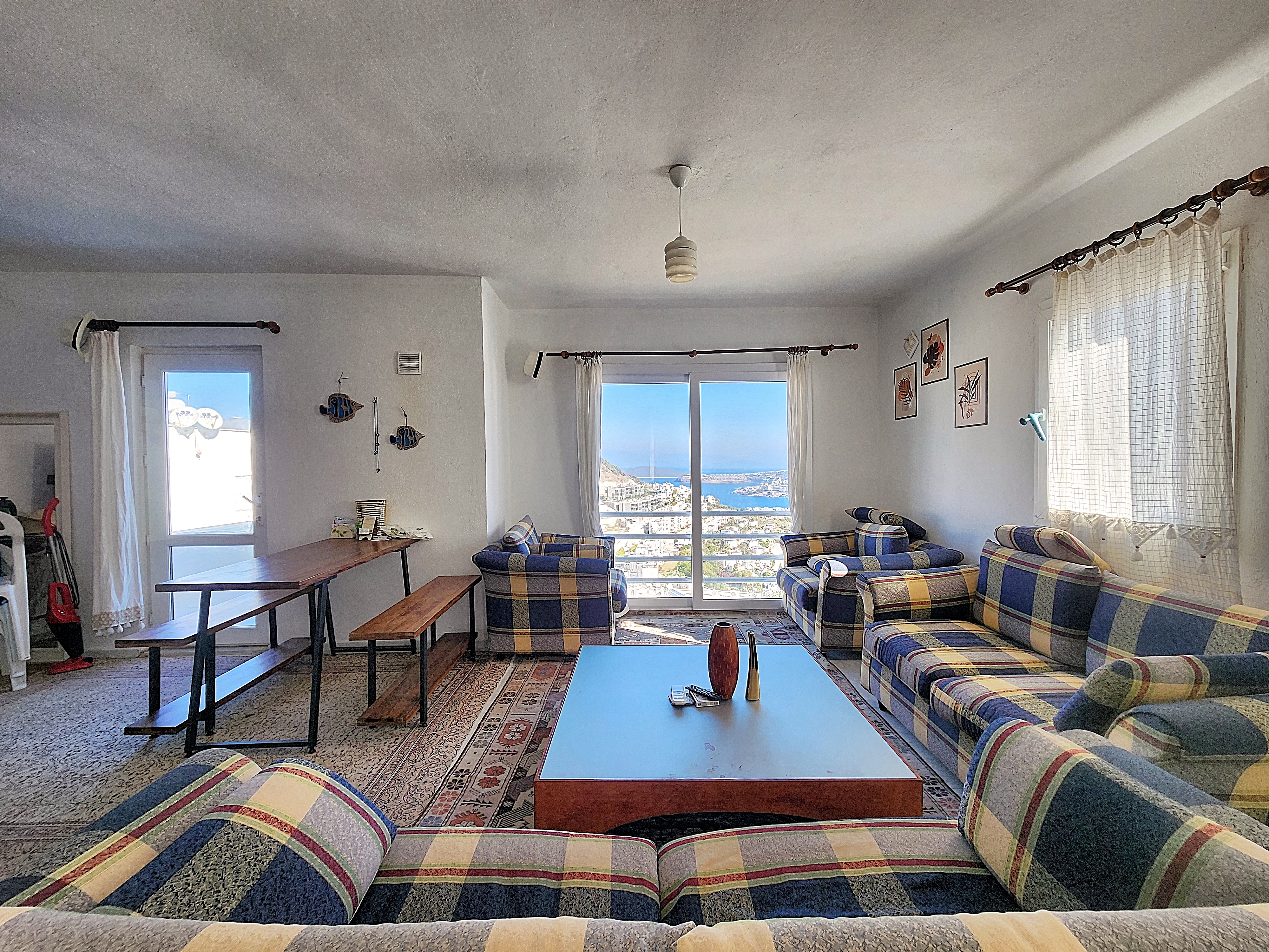 Gündoğan Satılık Tripleks Villa Deniz Manzaralı Büyük Bahçeli Ev