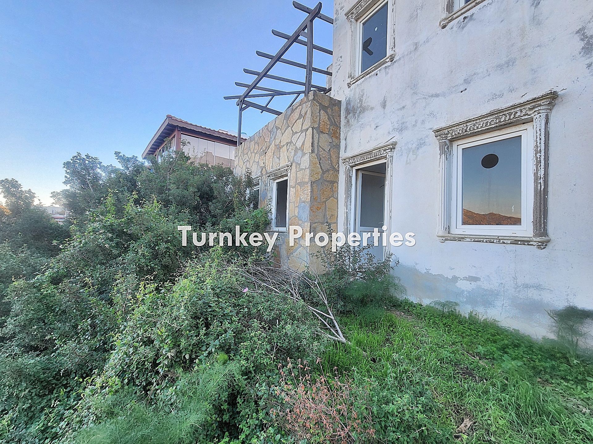 Gümüşlük Kadıkalesinde Satılık İkiz Dubleks Deniz Manzaralı Bahçe