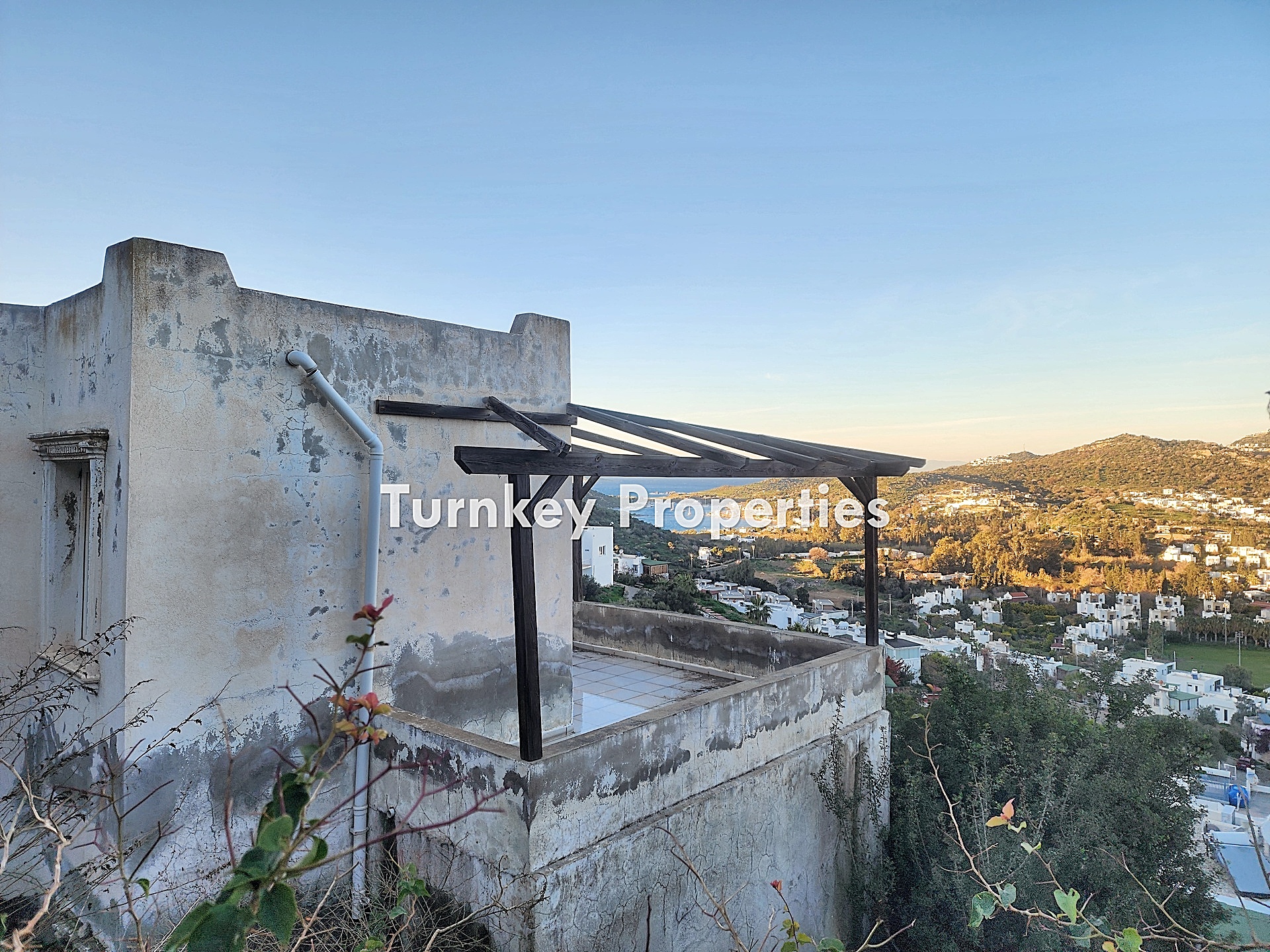 Gümüşlük Kadıkalesinde Satılık İkiz Dubleks Deniz Manzaralı Bahçe