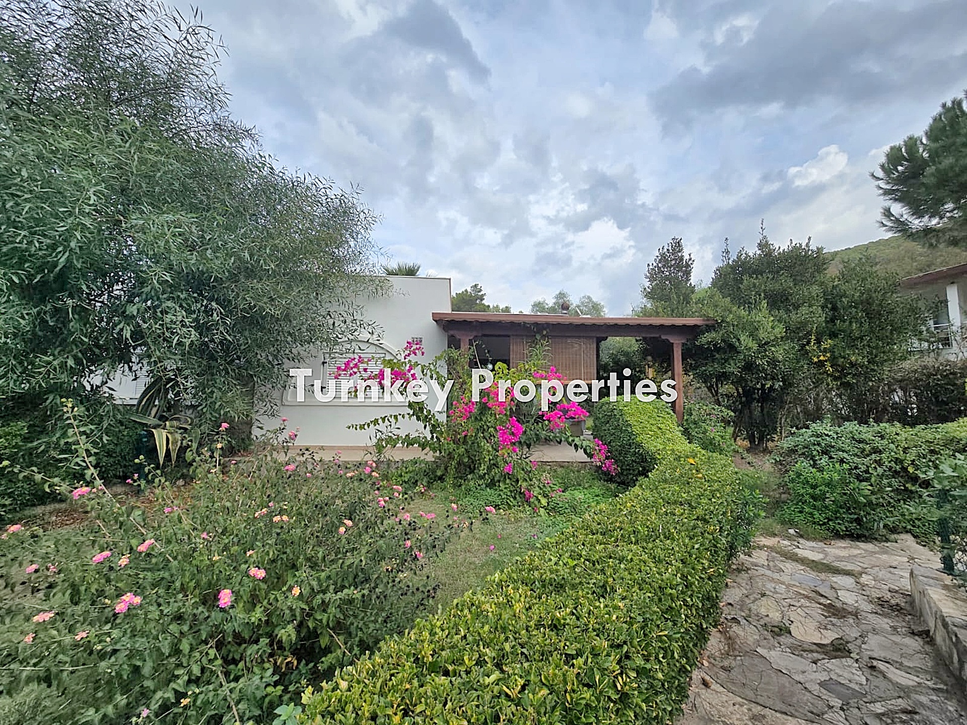 Adabükü Doktorlar Sitesinde Denize Yakın Satılık İkiz Villa Bahçe