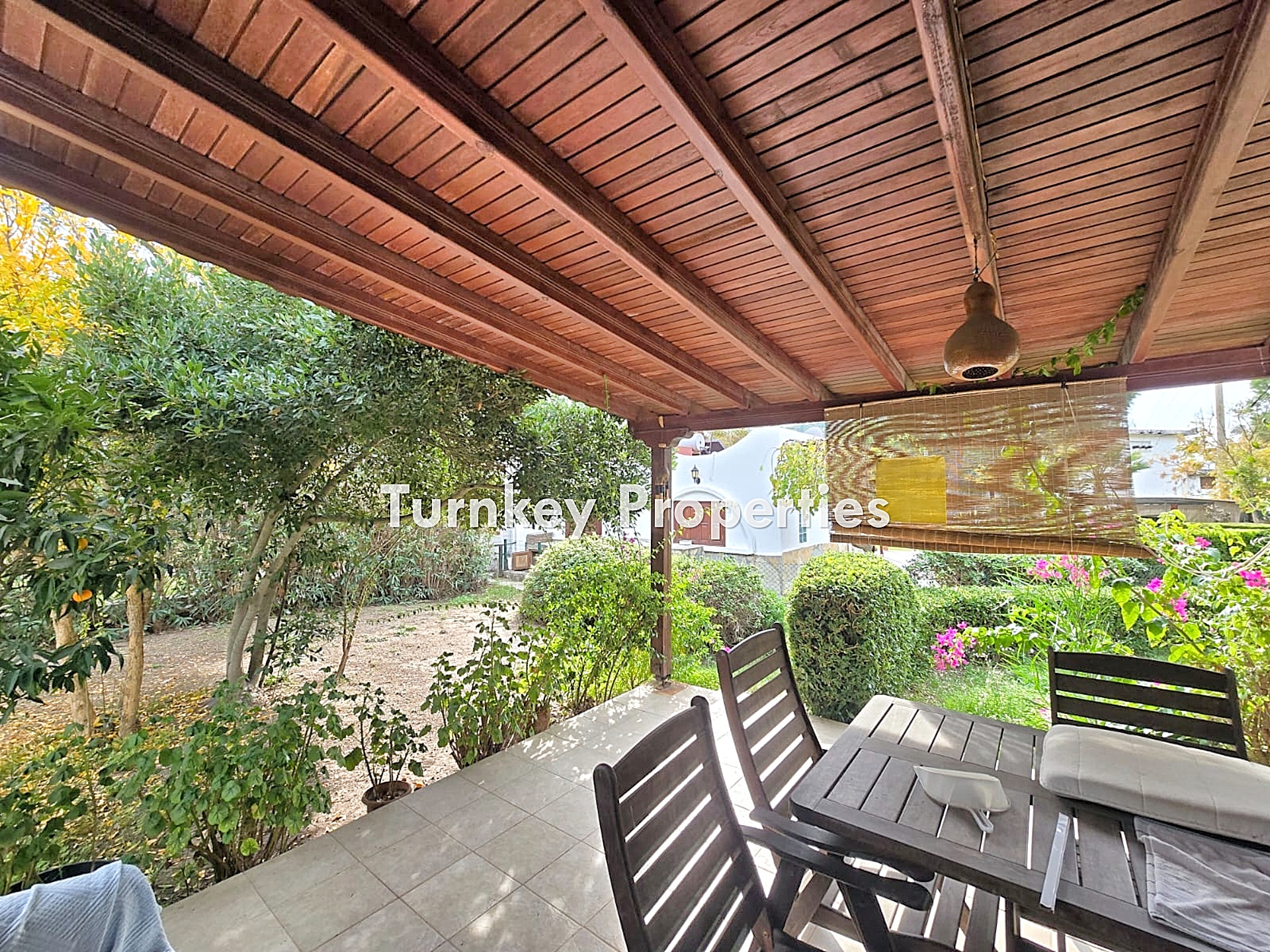 Adabükü Doktorlar Sitesinde Denize Yakın Satılık İkiz Villa Bahçe