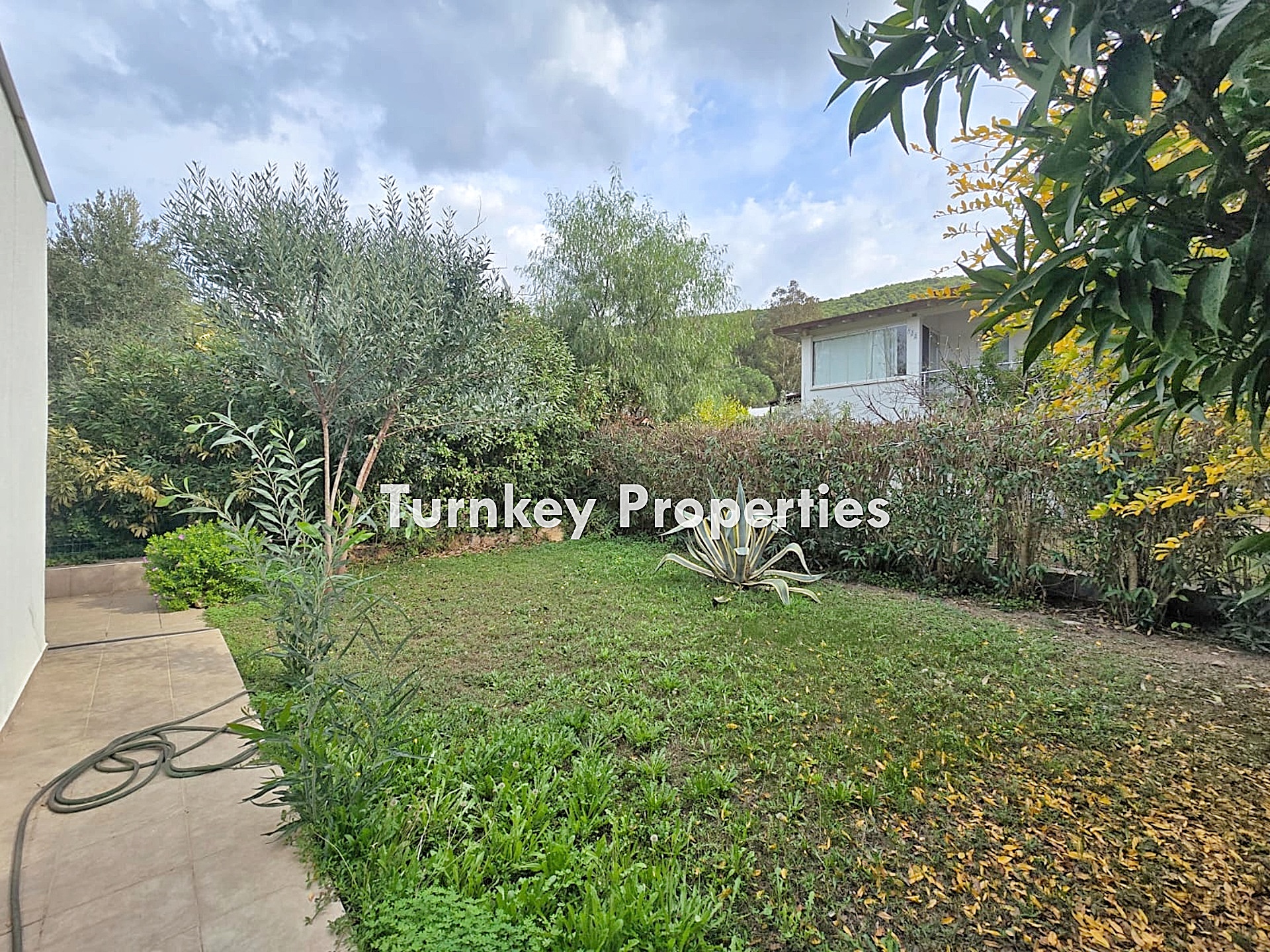 Adabükü Doktorlar Sitesinde Denize Yakın Satılık İkiz Villa Bahçe