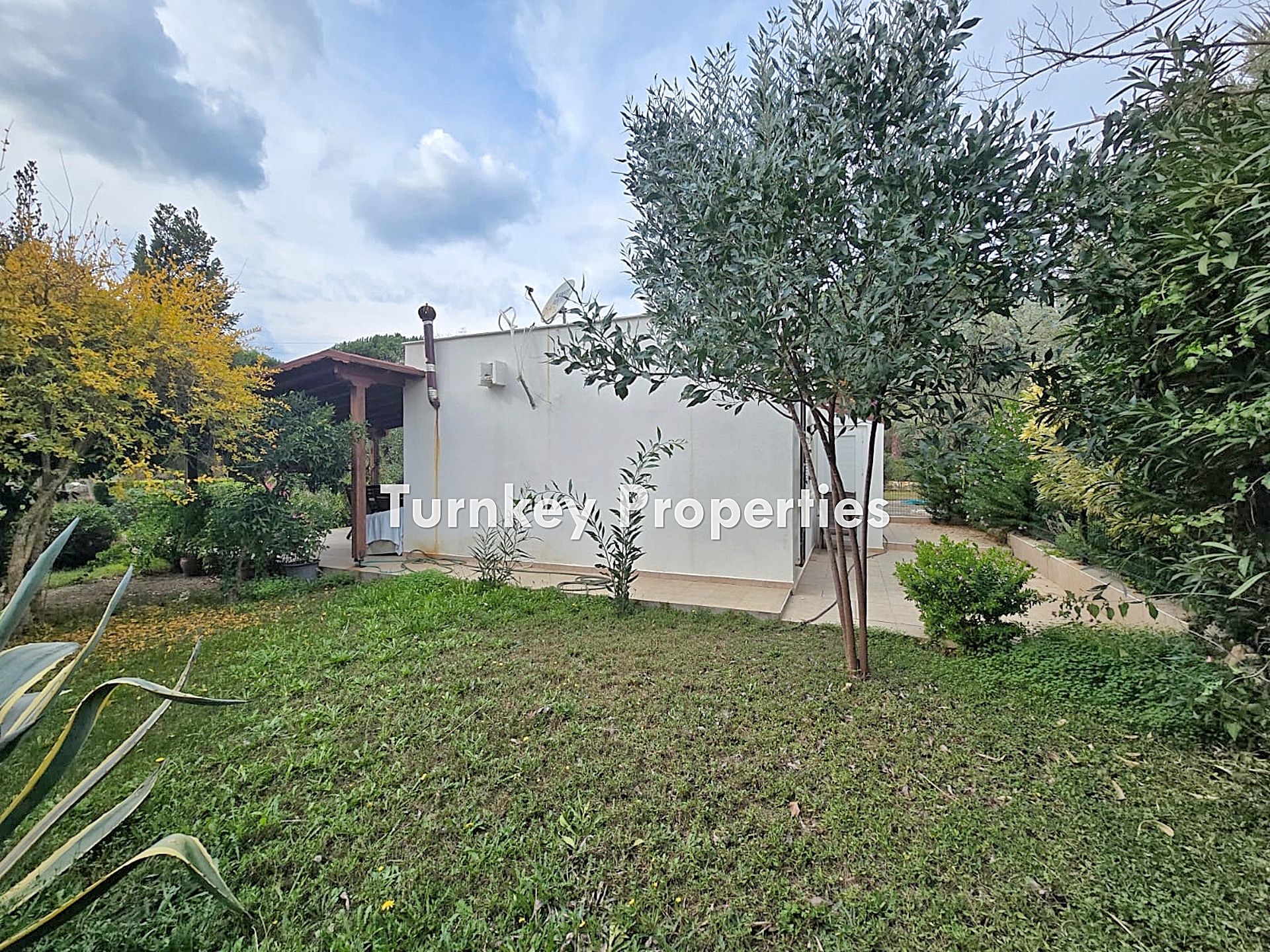 Adabükü Doktorlar Sitesinde Denize Yakın Satılık İkiz Villa Bahçe