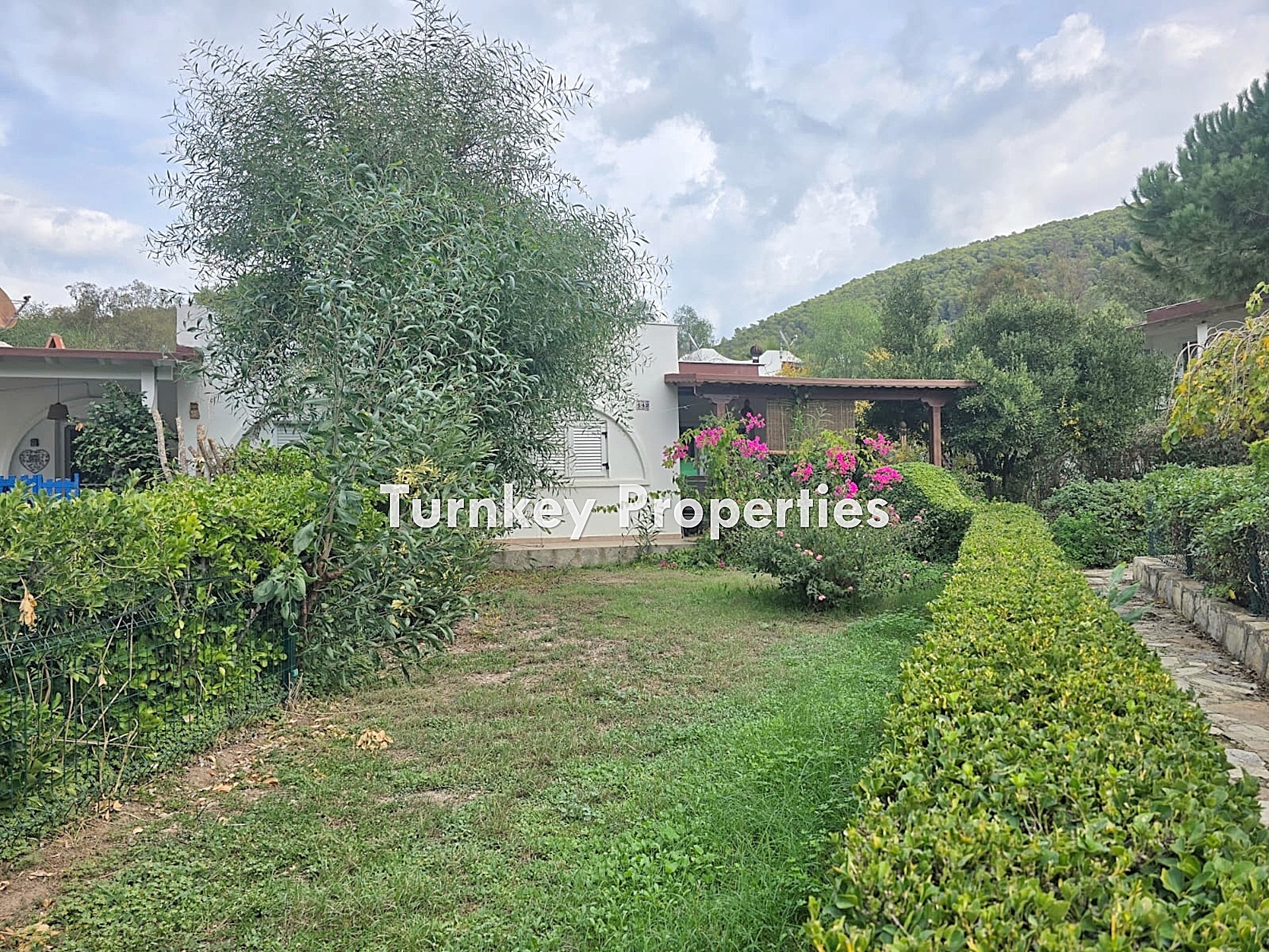 Adabükü Doktorlar Sitesinde Denize Yakın Satılık İkiz Villa Bahçe