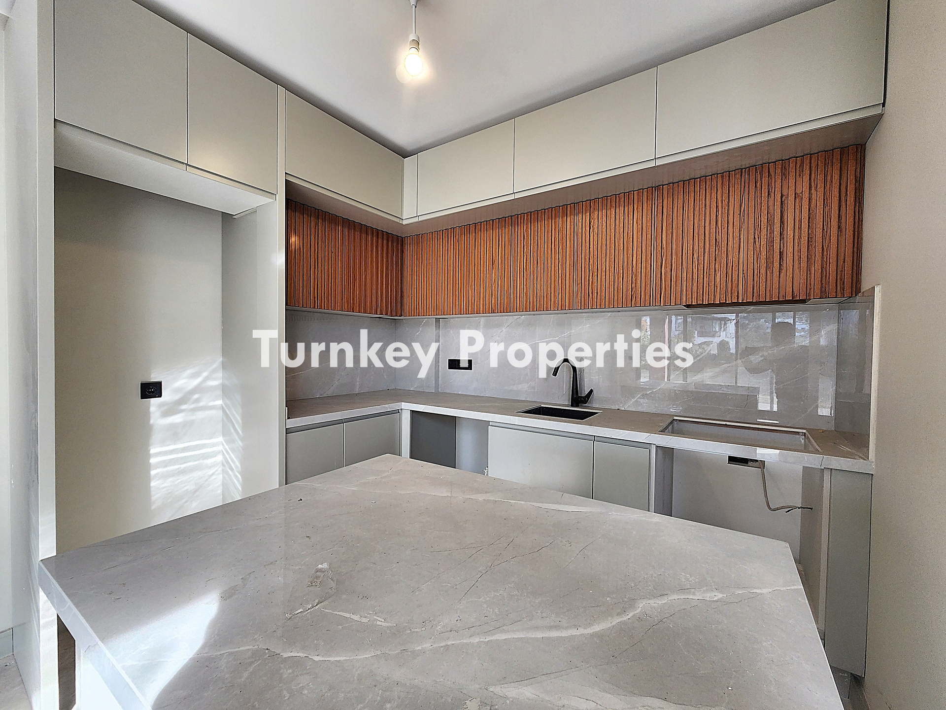 Dirmil Satılık ÜstKat Daire Yola Yakın Balkonlu Butik Site İçinde