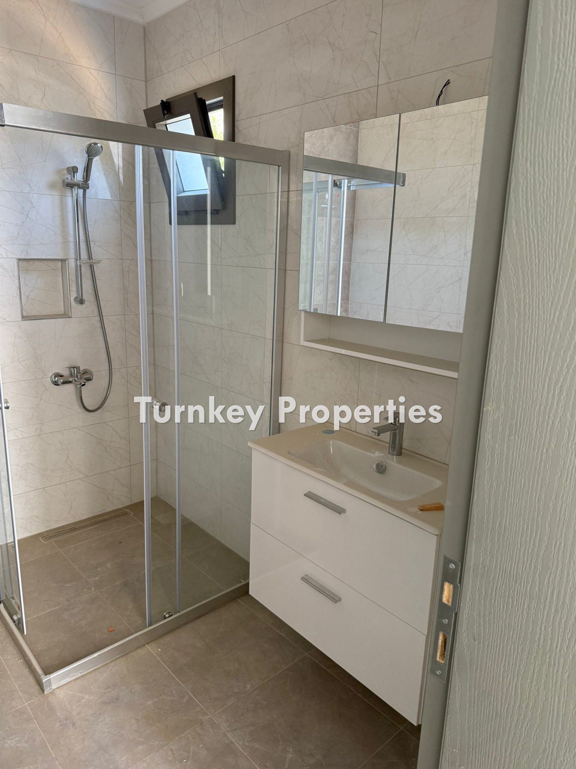 Gündoğan Kiralık Dükkan Mağaza Anayola Cepheli 450 m2 Showroom