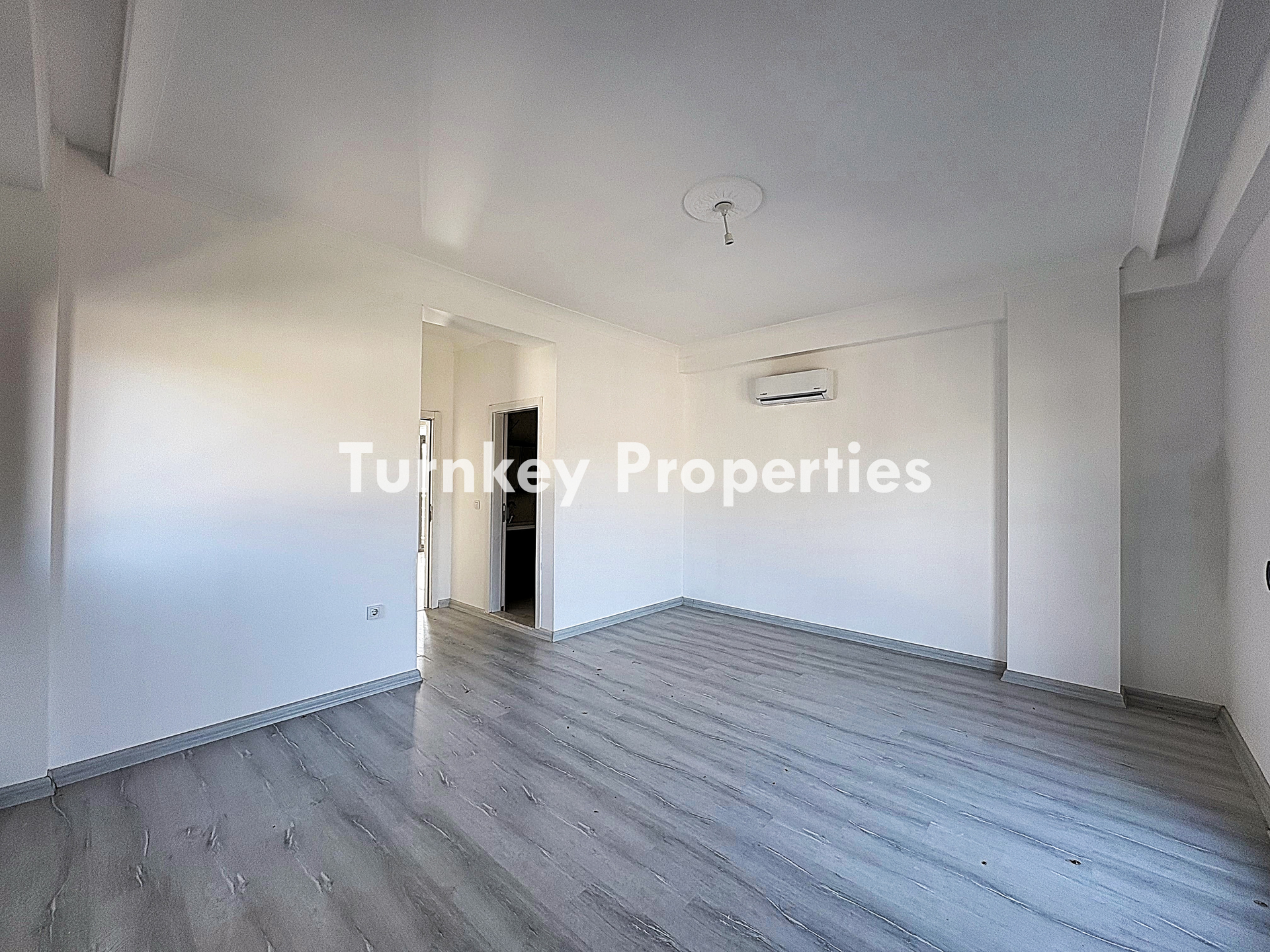 Yeniköy 3+1 Satılık Villa Özel Havuzlu Bahçeli Sessiz Konumda