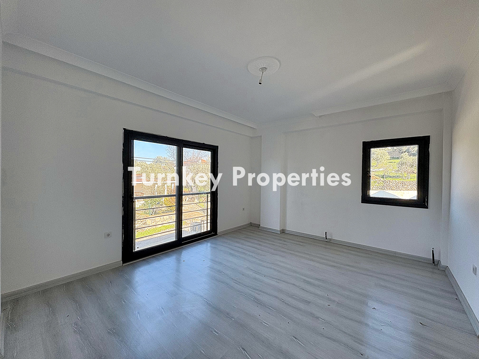 Yeniköy 3+1 Satılık Villa Özel Havuzlu Bahçeli Sessiz Konumda