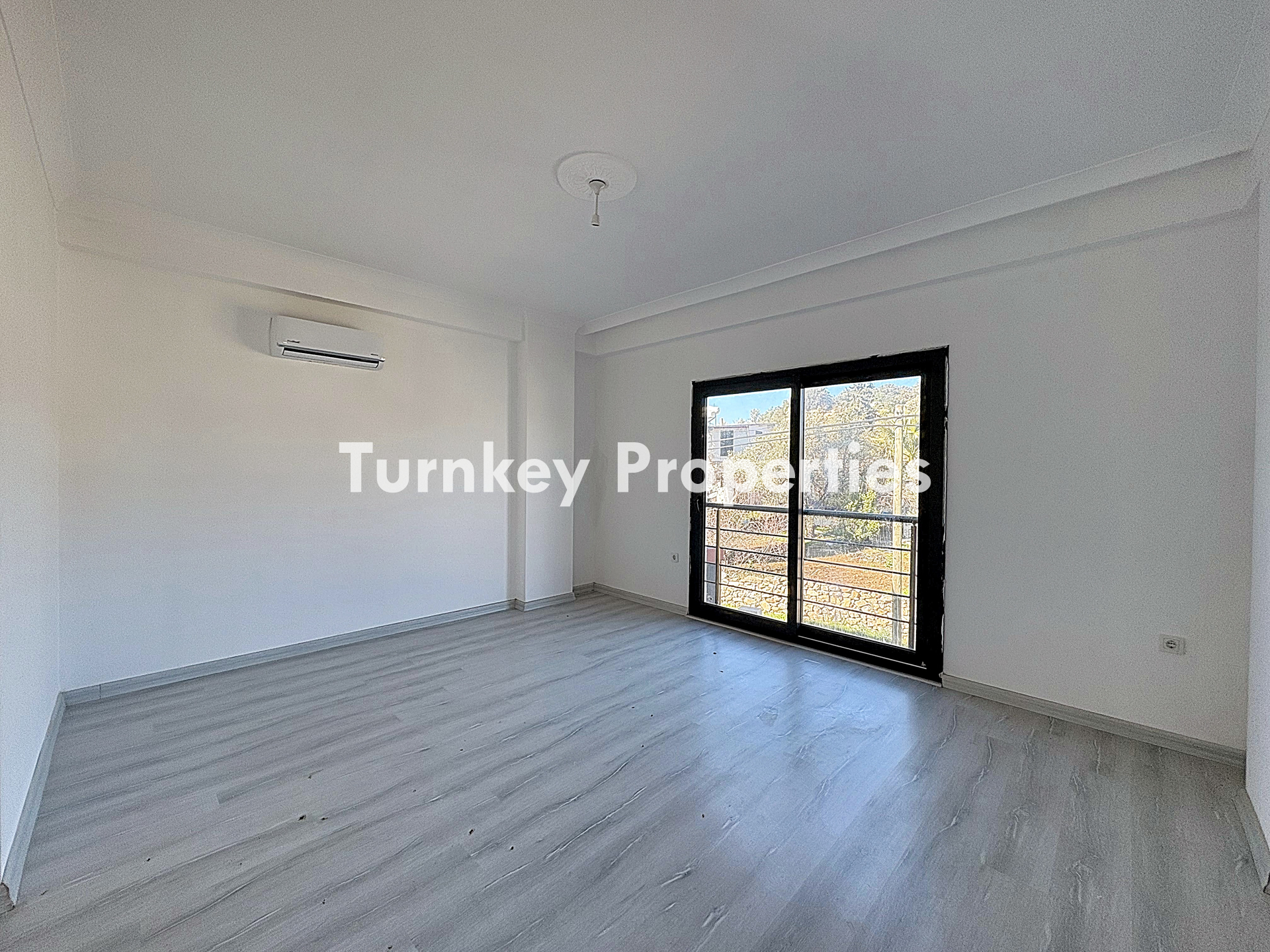 Yeniköy 3+1 Satılık Villa Özel Havuzlu Bahçeli Sessiz Konumda