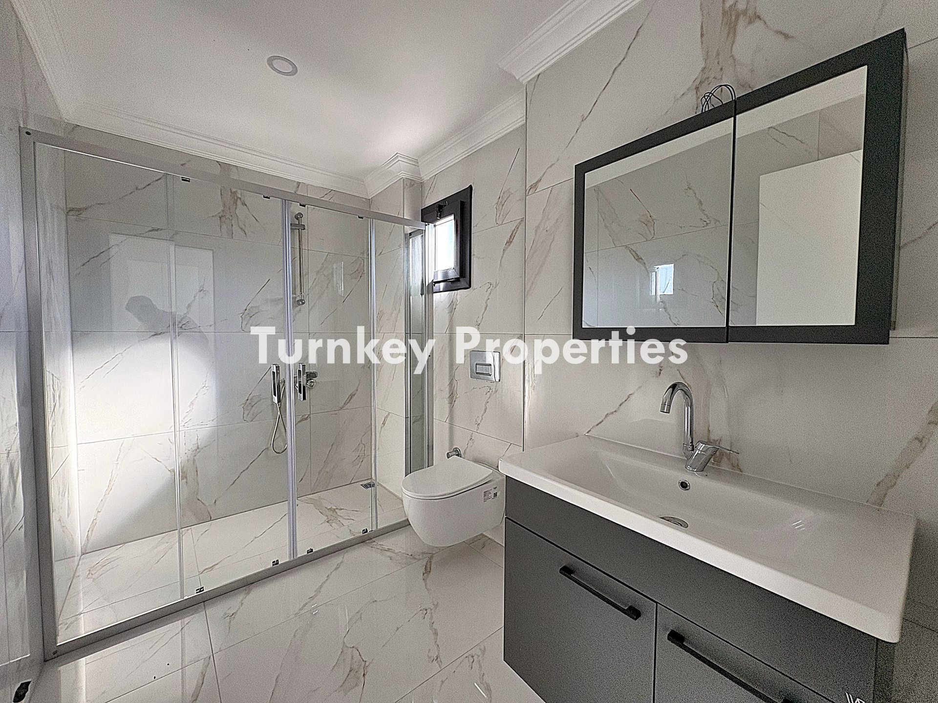 Yeniköy 3+1 Satılık Villa Özel Havuzlu Bahçeli Sessiz Konumda