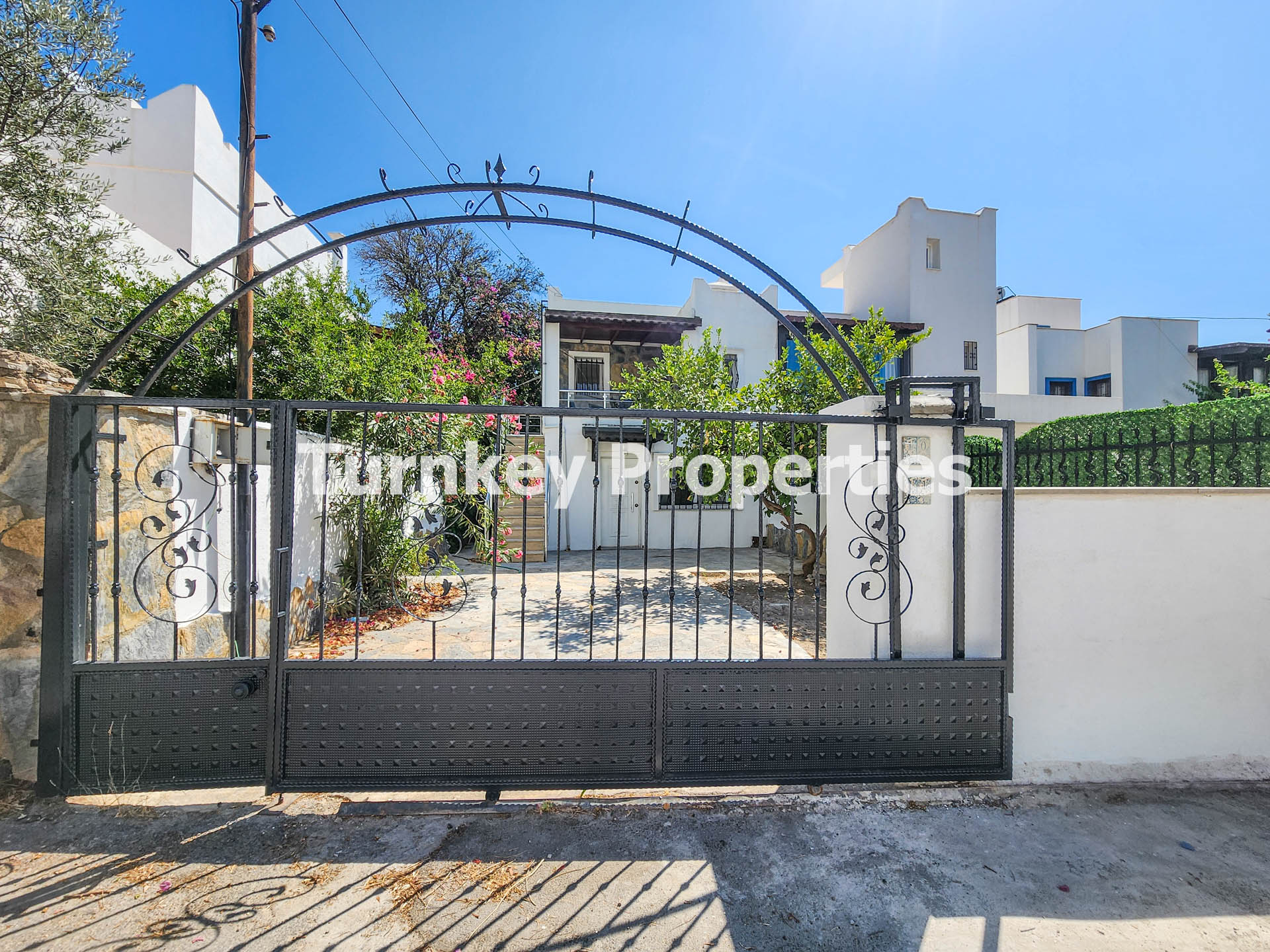 Konacık Satılık İki Daire Bahçeli Merkezi 4+2 Konumda Yatırımlık