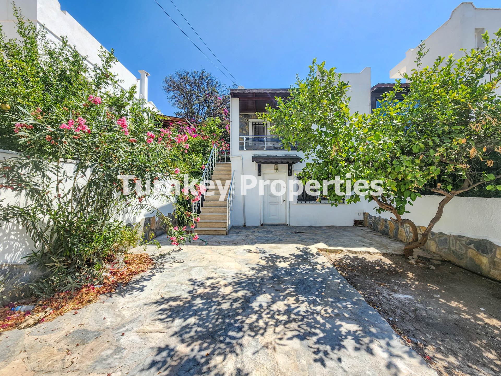 Konacık Satılık İki Daire Bahçeli Merkezi 4+2 Konumda Yatırımlık