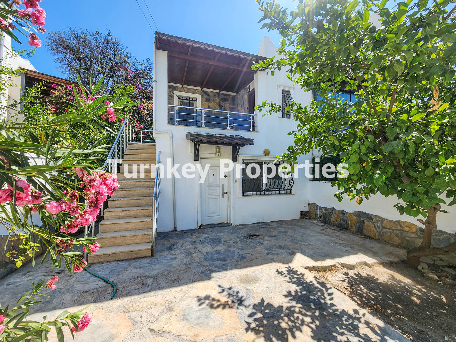 Konacık Satılık İki Daire Bahçeli Merkezi 4+2 Konumda Yatırımlık