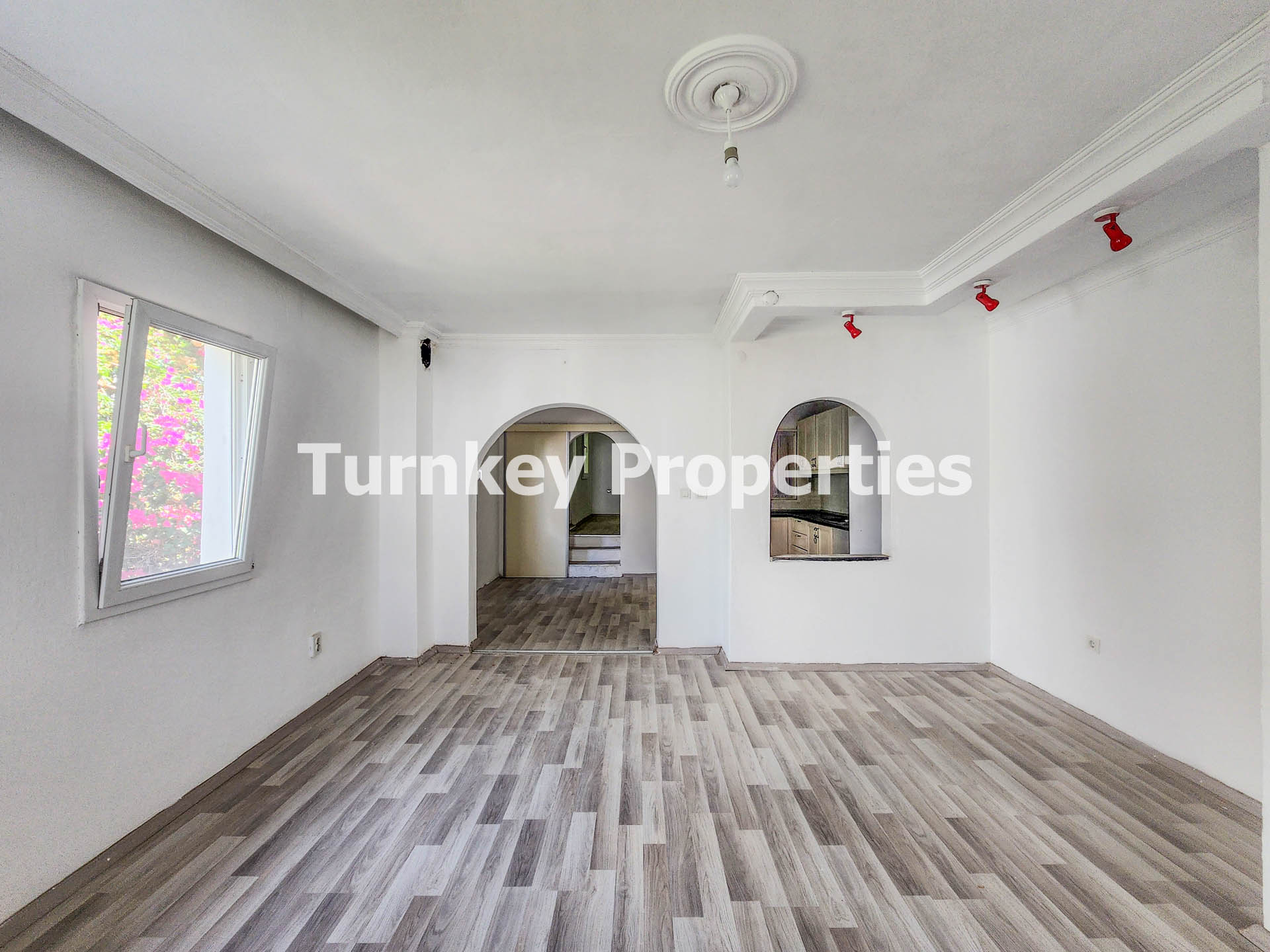 Konacık Satılık İki Daire Bahçeli Merkezi 4+2 Konumda Yatırımlık